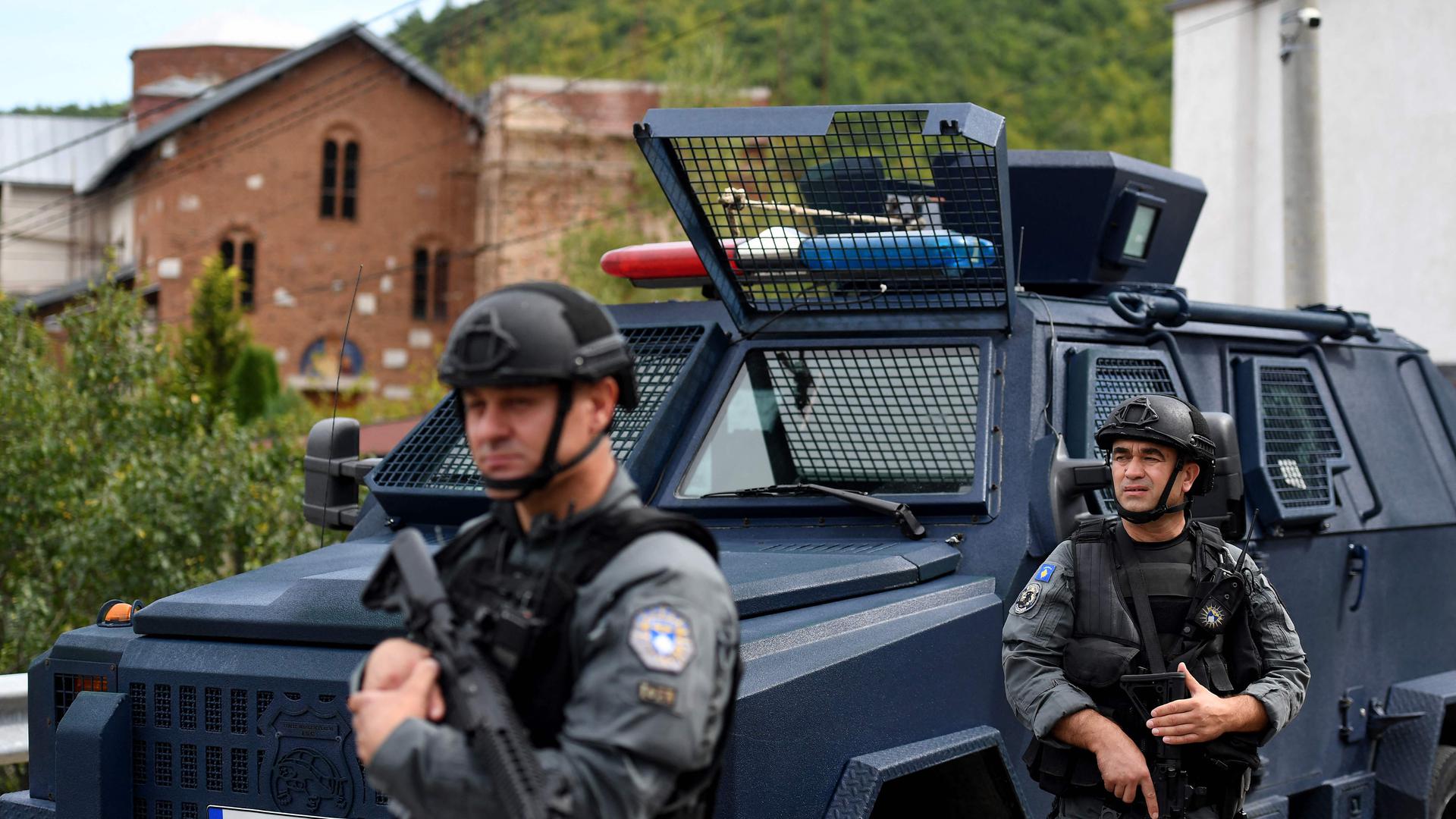Mitglieder einer Spezialeinheit der kosovarischen Polizei stehen in der Nähe des Banjska-Klosters in Banjska, Nordkosovo, etwa 15 km von der Grenze zu Serbien entfernt, Wache.