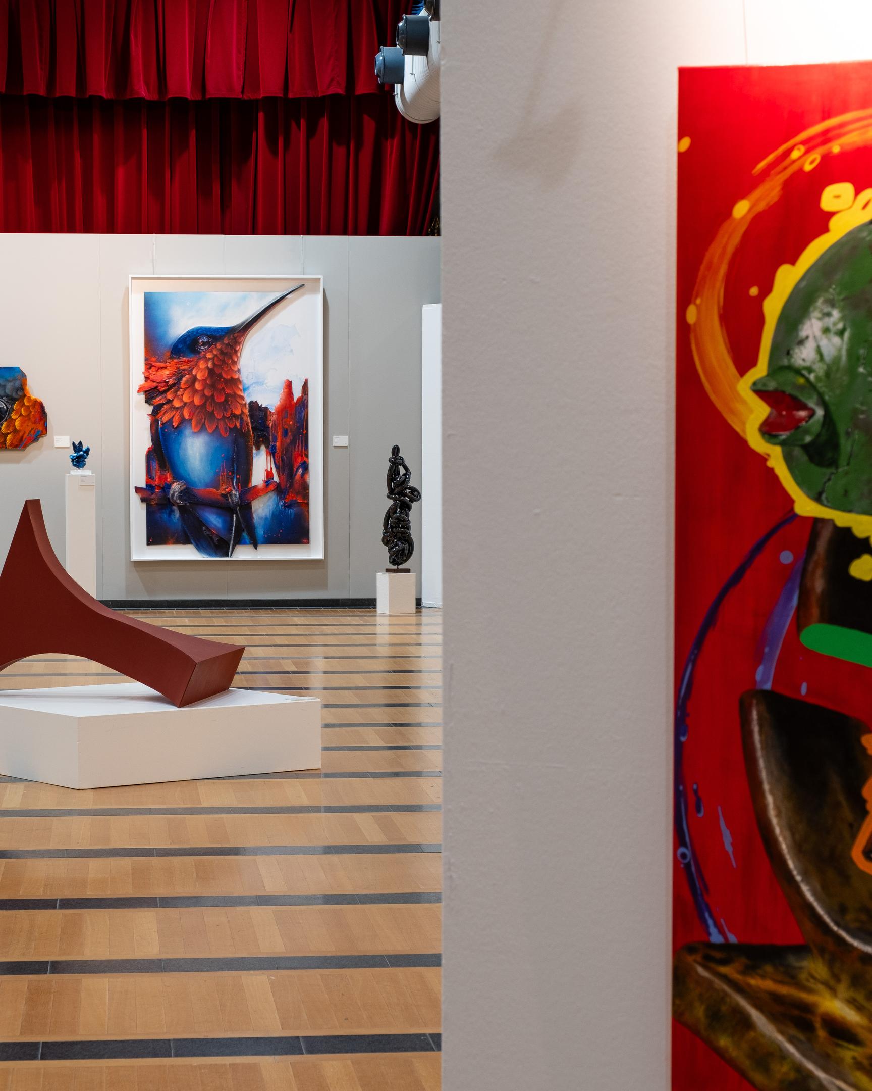 90 Kunstwerke von 30 Künstlern und Künstlerinnen sind in Strassen ausgestellt. Die Biennale zeigt eine vielfältige Palette an künstlerischen Techniken, darunter Gemälde, Skulpturen, Fotografien, Textilien, Keramiken, Collagen und Assemblagen.