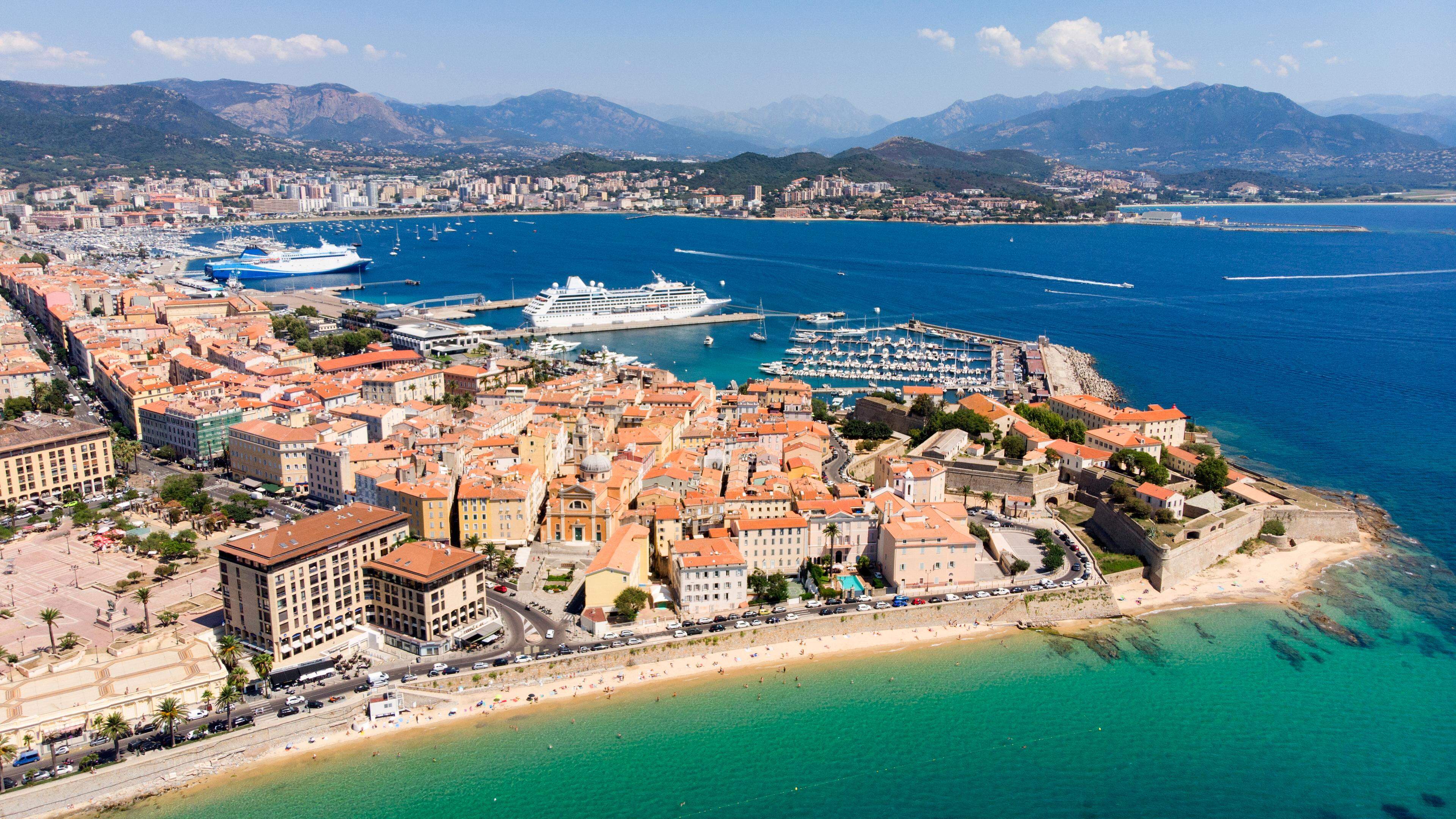 Blick auf die korsische Hauptstadt Ajaccio: Das beliebte Urlaubsziel Korsika ist geprägt von organisierter Kriminalität und mafiösen Strukturen.