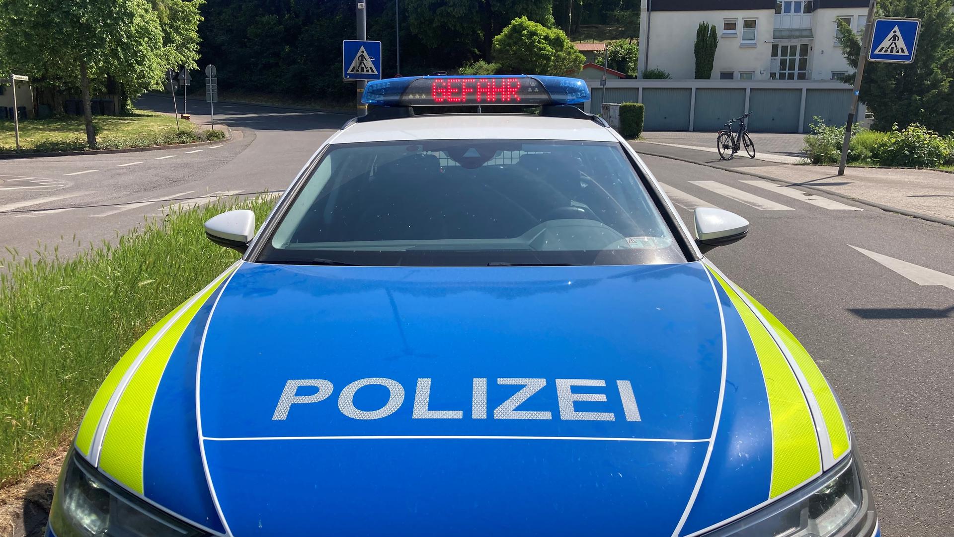 02.06.2023, Rheinland-Pfalz, Trier: Nach dem Fund einer Weltkriegsbombe in Trier-Olewig laufen Absperrungs- und Evakuierungsmaßnahmen (zu dpa «Gefundene Weltkriegsbombe in Trier-Olewig muss gesprengt werden») Foto: Birgit Reichert/dpa +++ dpa-Bildfunk +++