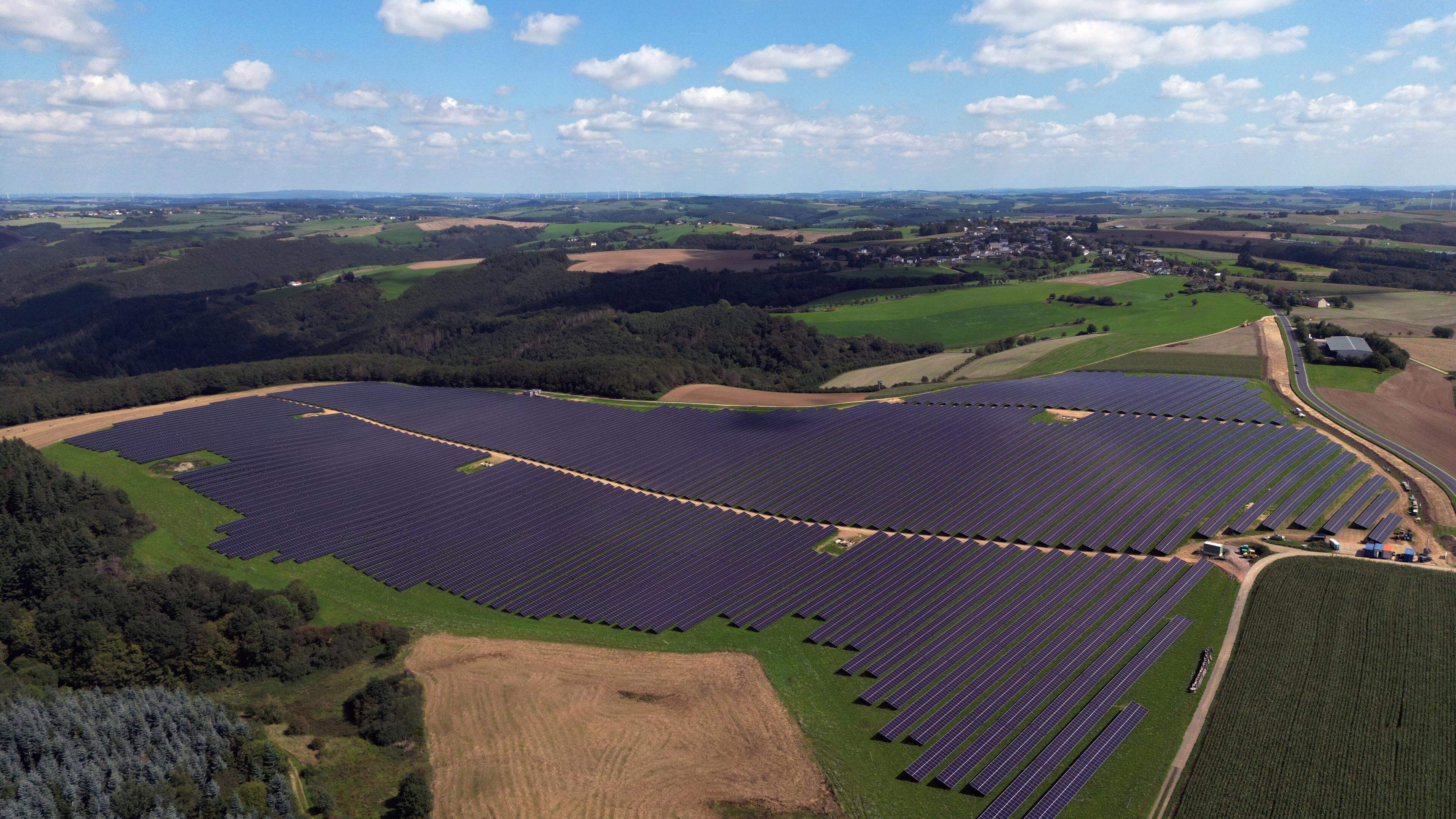 Der Solarpark in Rheinland-Pfalz soll auch grünen Strom nach Luxemburg liefern.