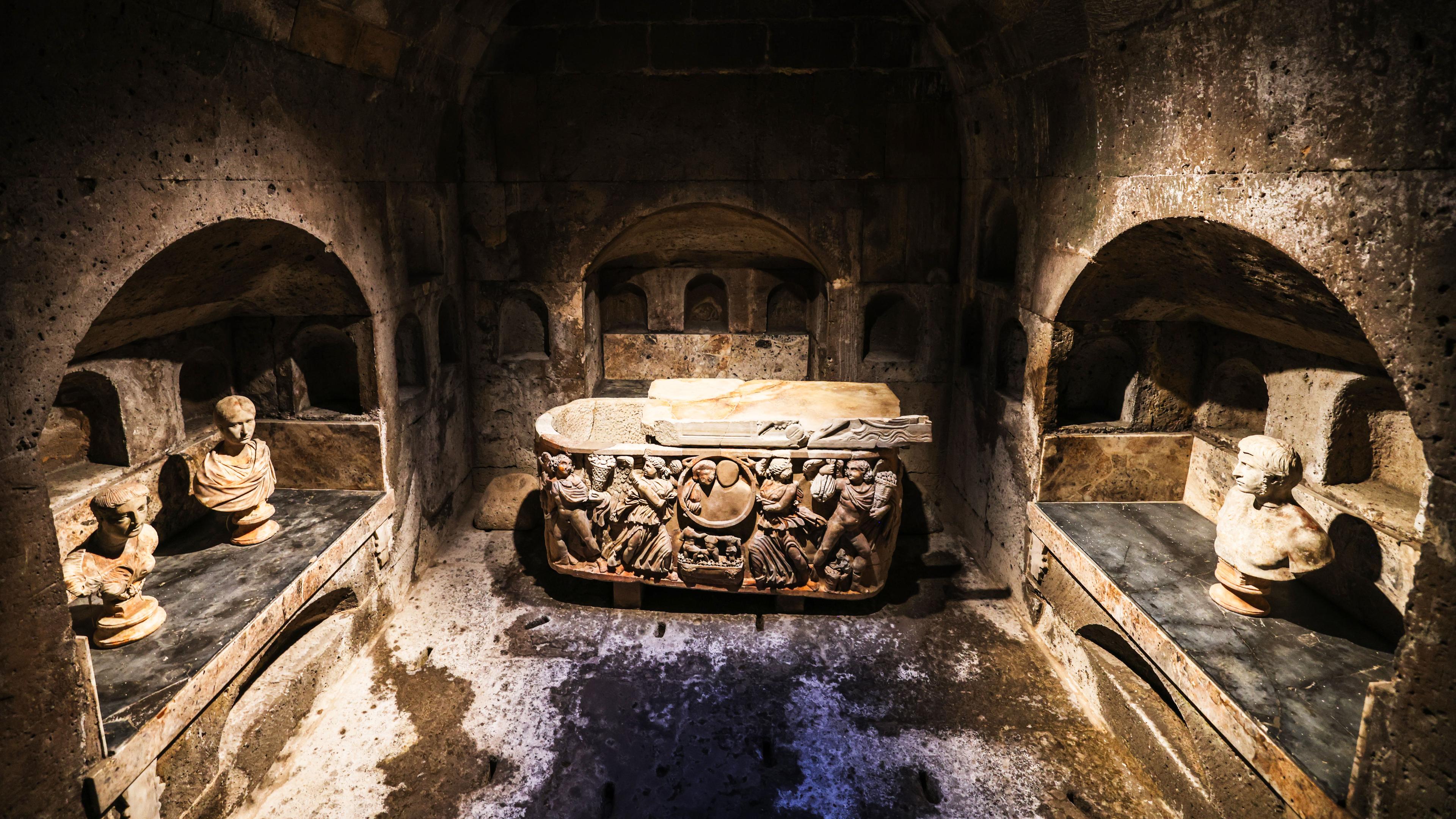 Ein Sarkophag und Büsten stehen in der Grabkammer des Römergrabes. Wer in Köln in die Tiefe geht, kann dort eine Gruft mit hohem Indiana-Jones-Gehalt entdecken – das besterhaltene Römergrab nördlich der Alpen.