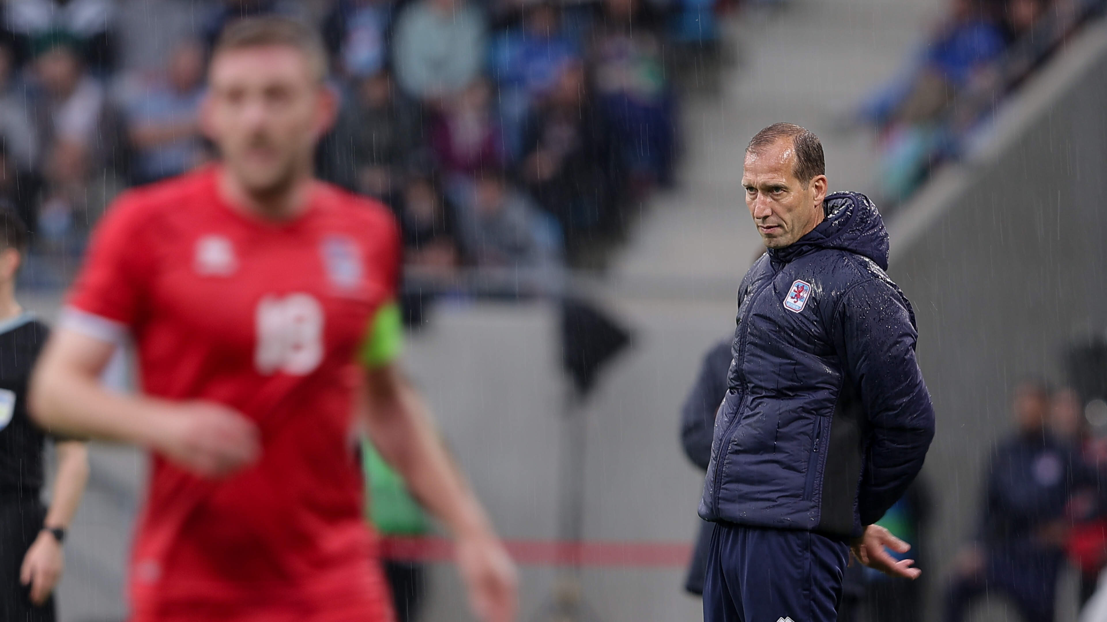 Jeff Strassers Personalsorgen nehmen zu, während ein Schicksal die ganze Mannschaft bewegt