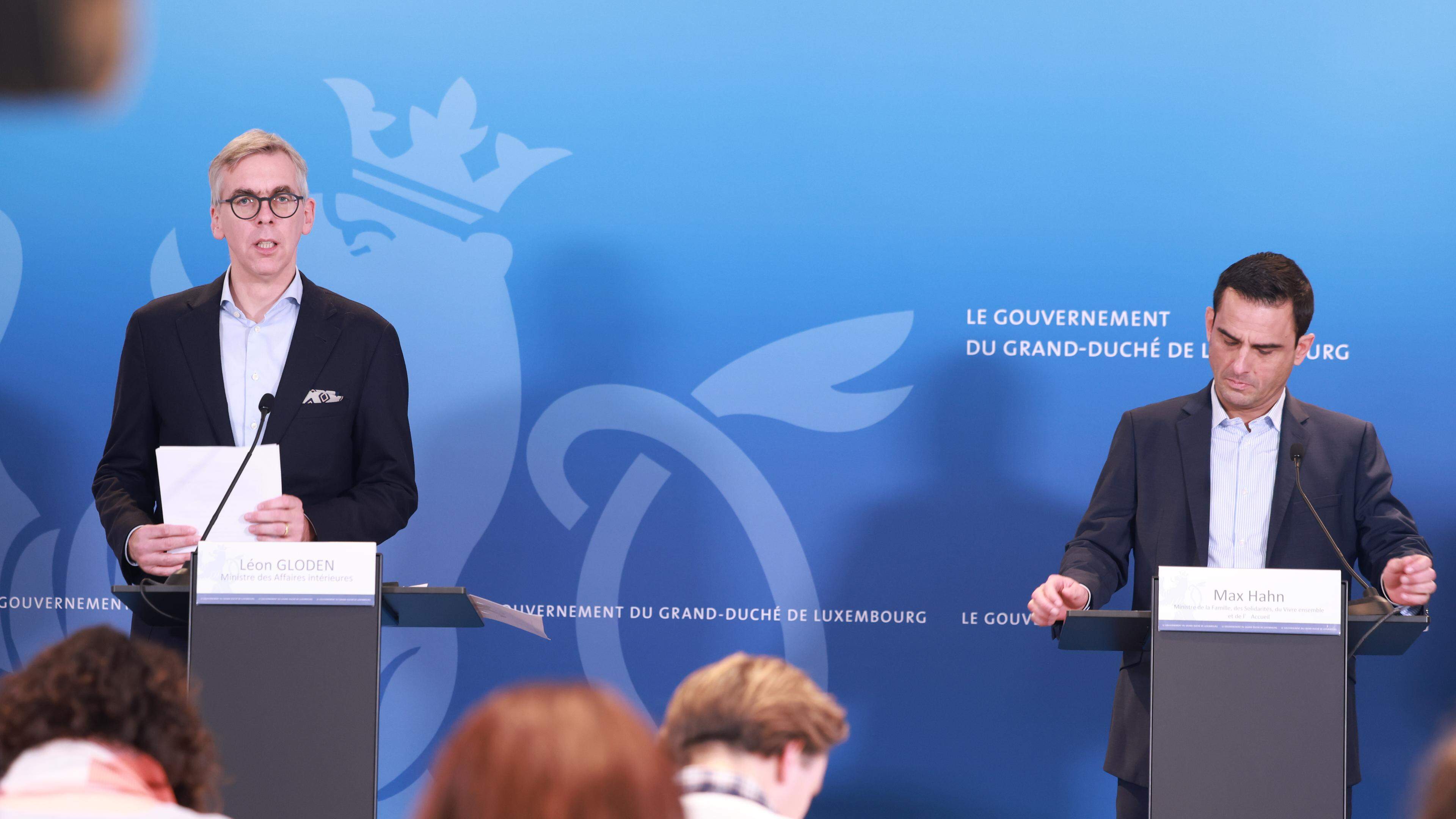 Innenminister Léon Gloden (l.) und Familienminister Max Hahn präsentierten am Montag die Asylstatistiken des Jahres 2024. 