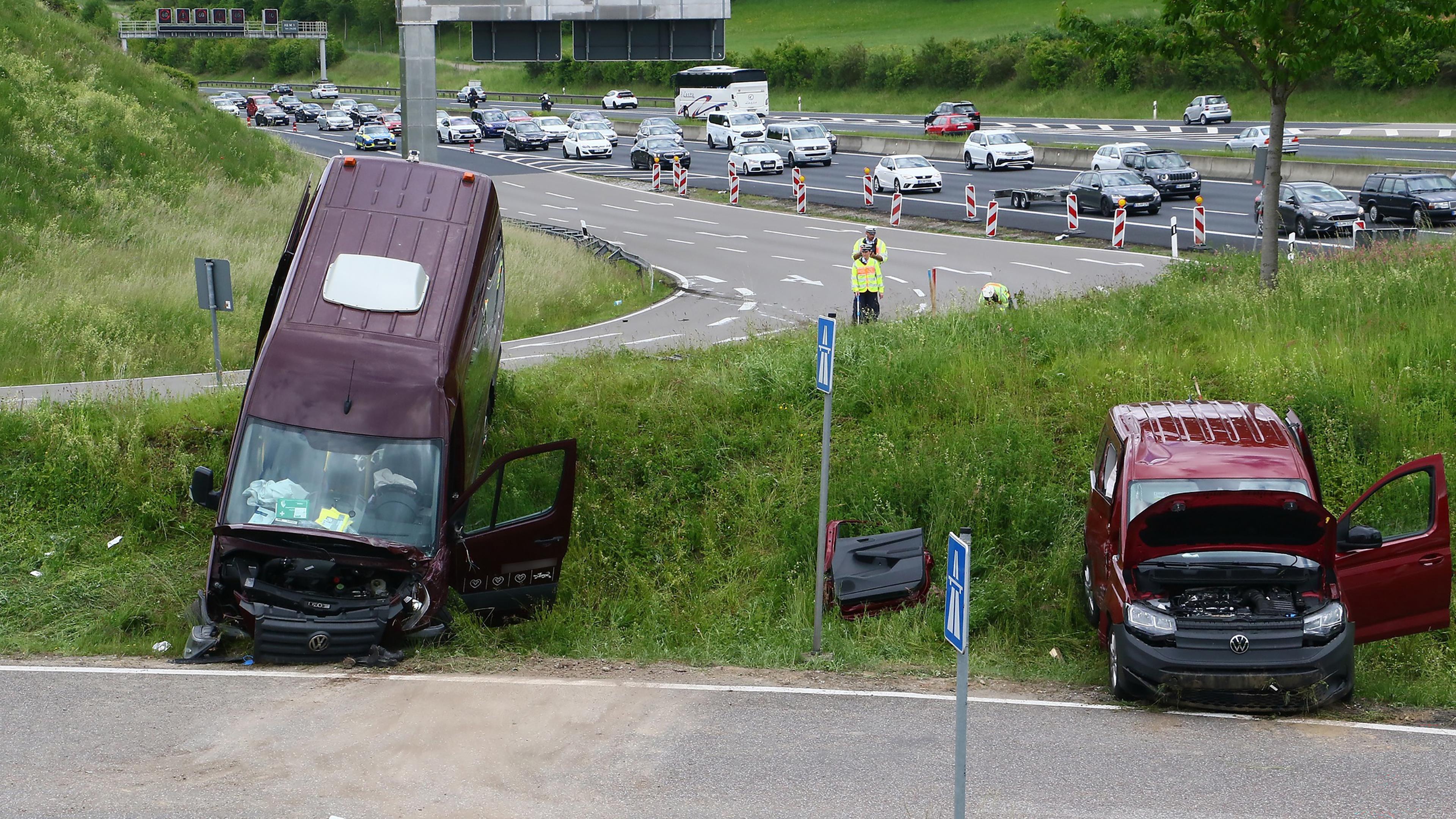 Accident on the A8: minibus bounces in VW Caddy from Luxembourg