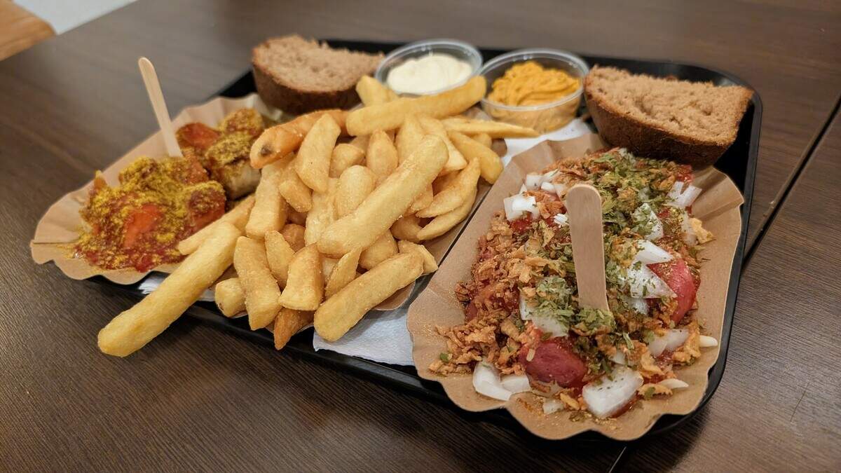Currywurst in Saeul: Extrawurscht offers spiciness and variety ...