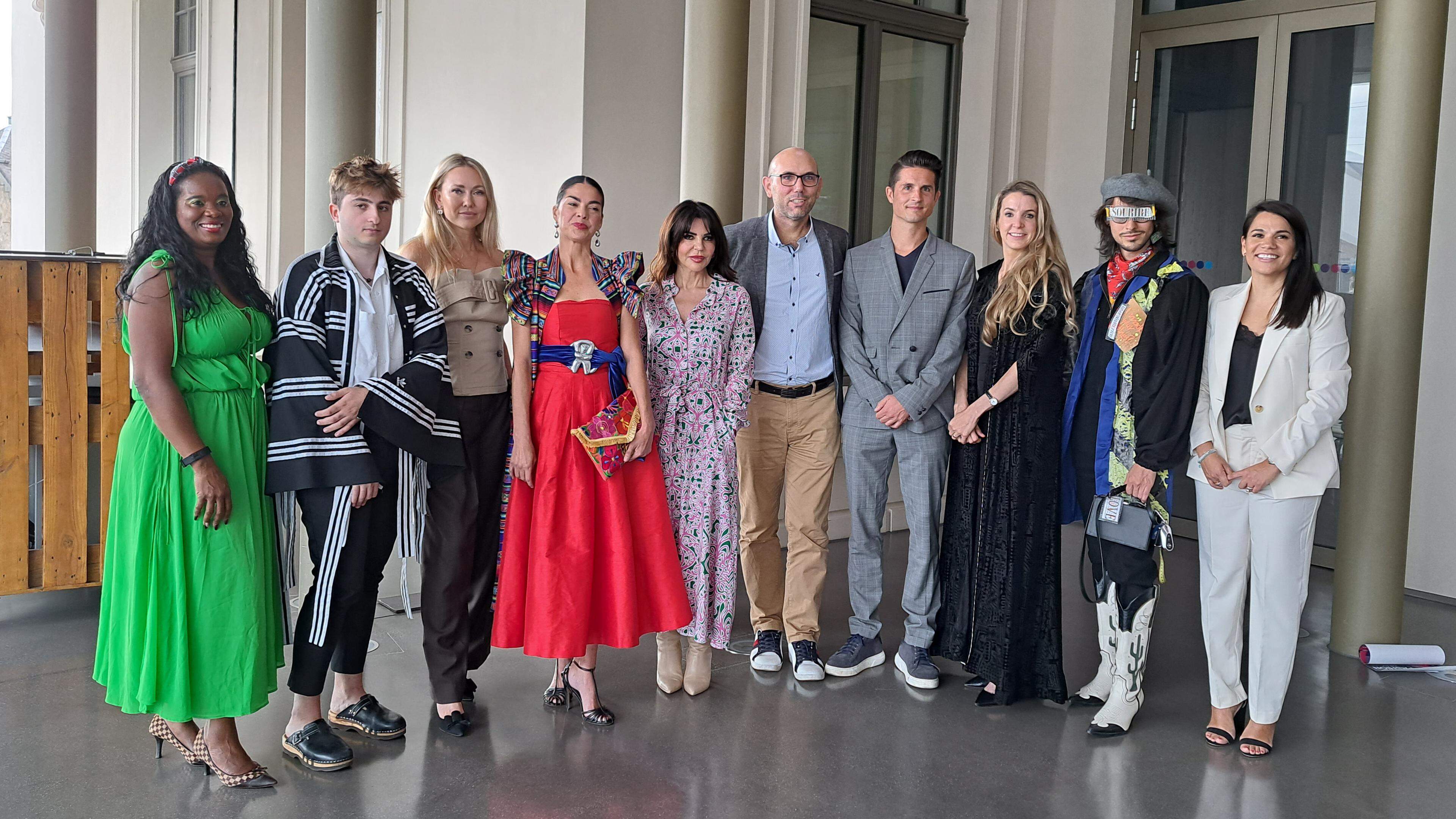 Gründerin Fabiola Puga (Mitte) posiert mit den Protagonisten und Mitorganisatoren der diesjährigen Luxembourg Fashion Week.