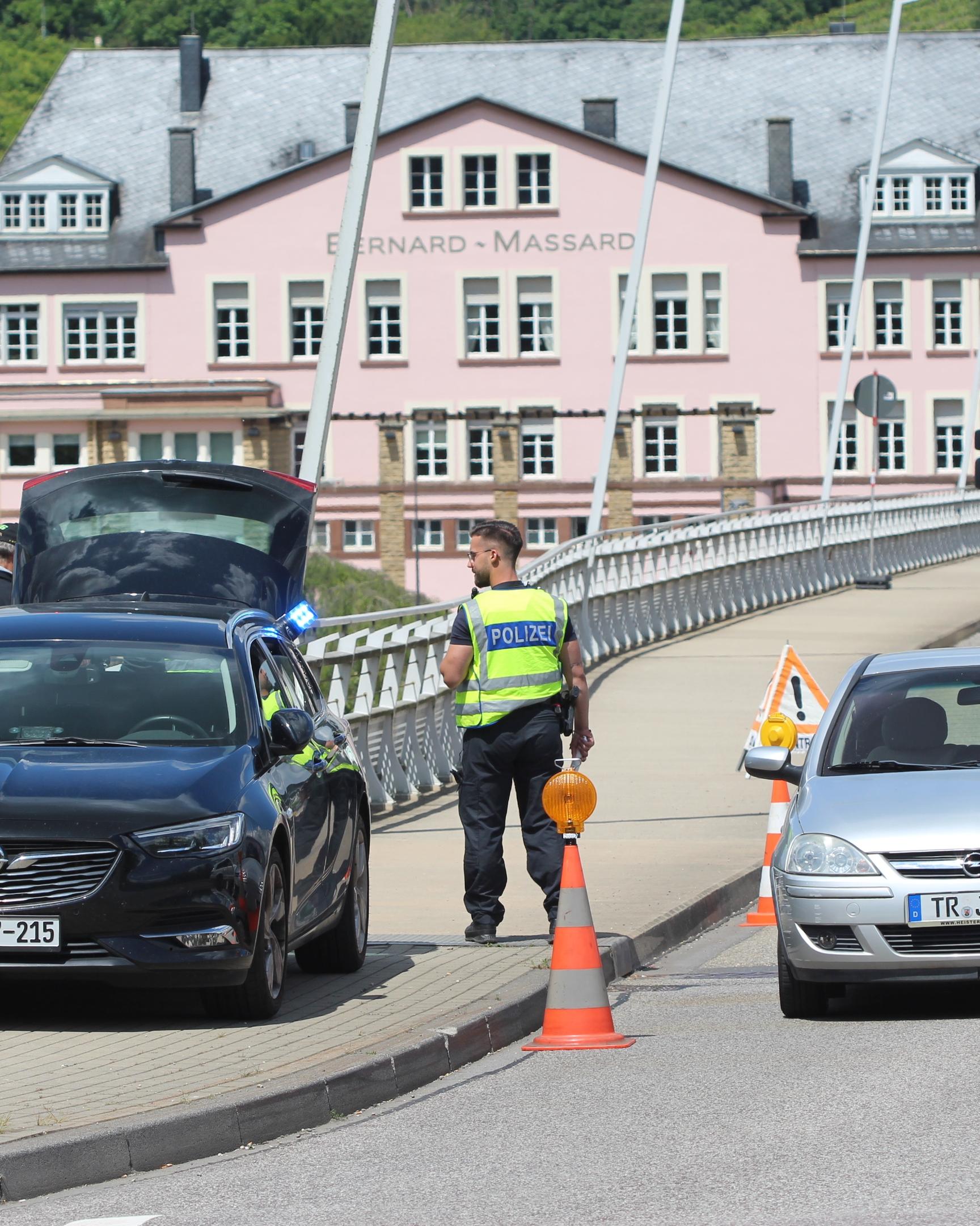 An der Brücke zwischen Grevenmacher und dem deutschen Grenzort Wellen winkt die Bundespolizei verdächtige Fahrzeuge aus dem Verkehr. In einer Seitenstraße werden sie dann genauer kontrolliert. 