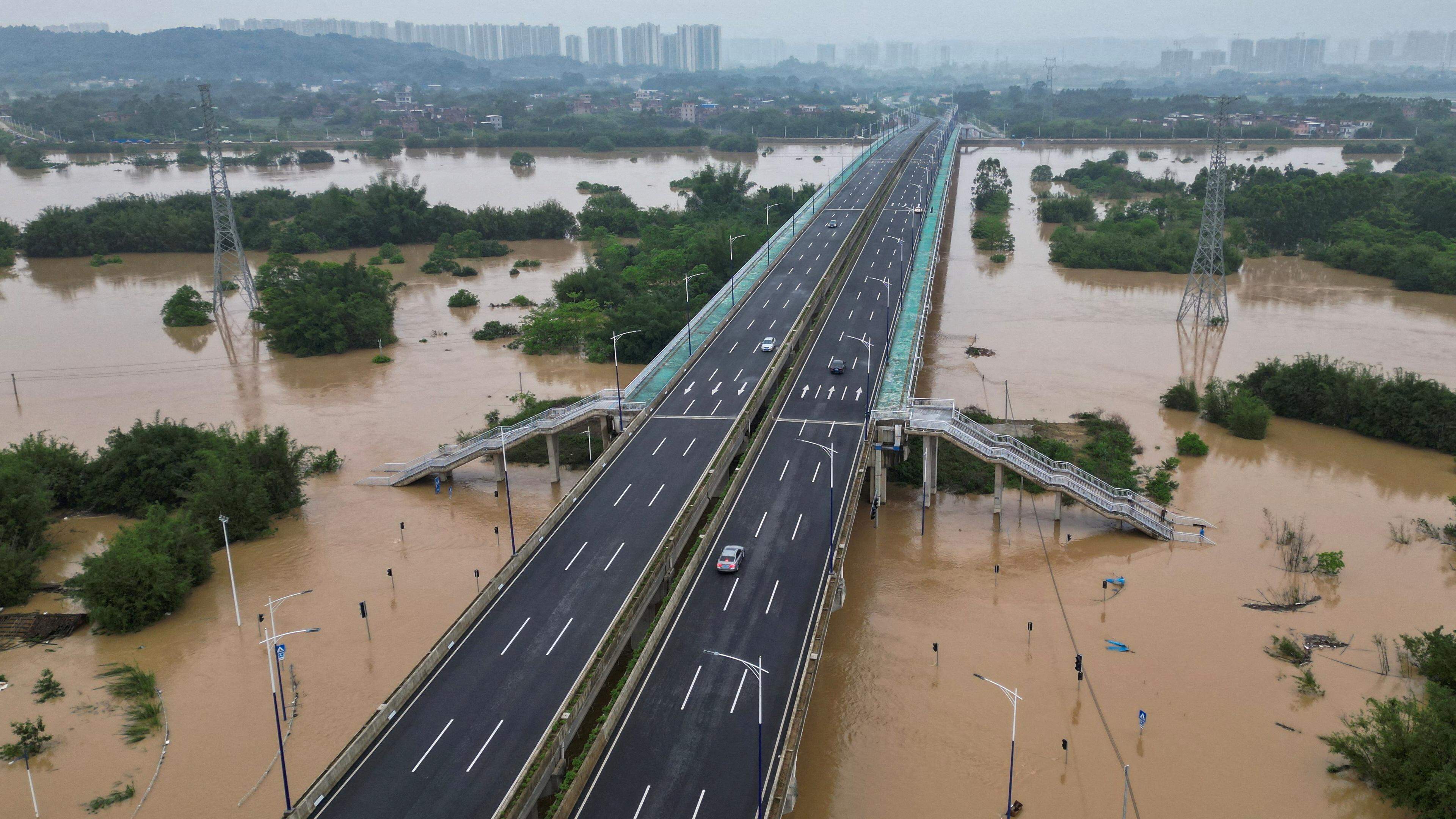 Eine solche Schnellstraße ist nach den schweren Regenfällen im Süden Chinas eingestürzt