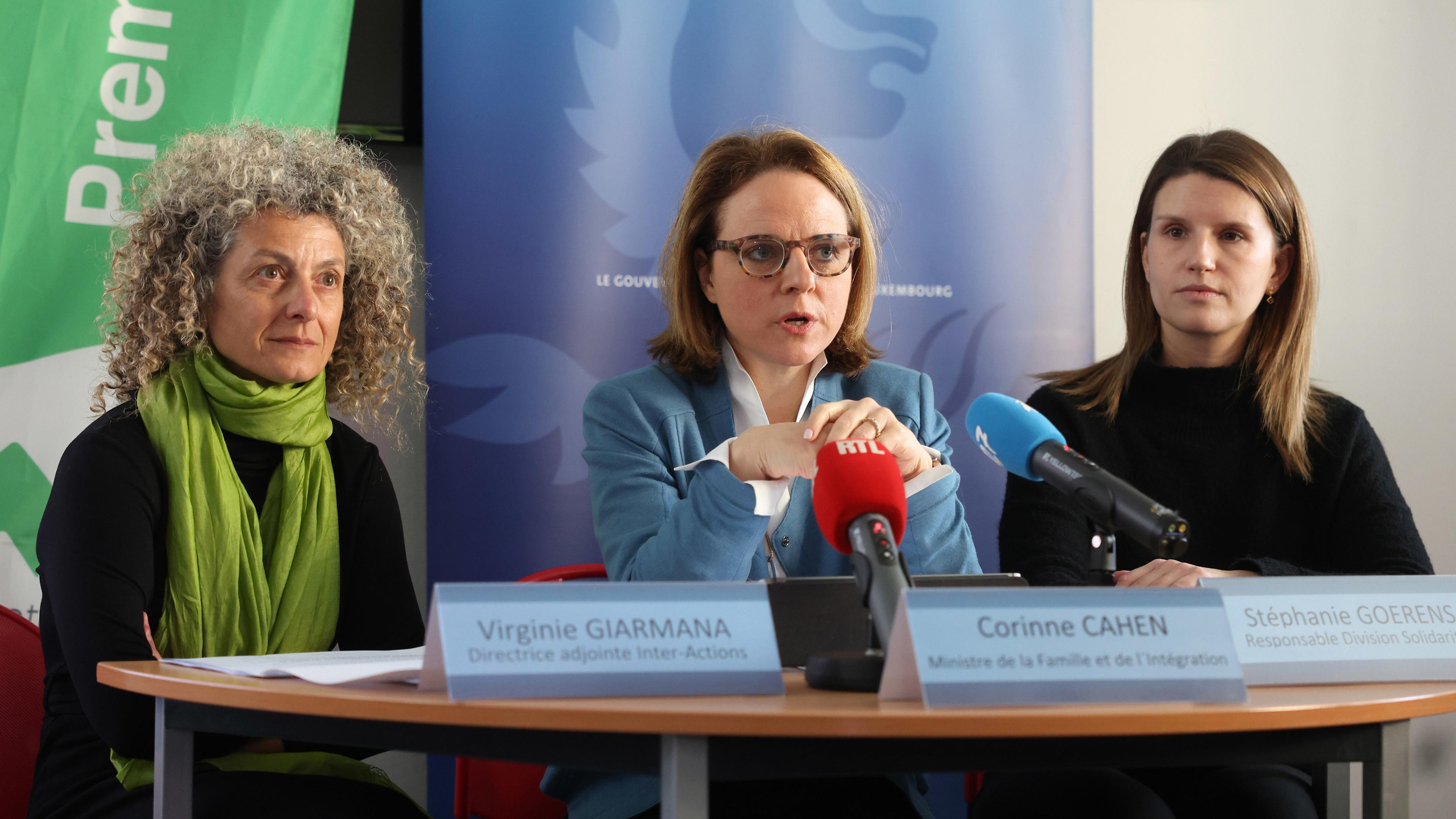 Virginie Giarmana, beigeordnete Direktorin von Inter-Actions, Familienministerin Corinne Cahen und Stéphanie Goerens, Verantwortliche der Division solidarité, stellten die Ergebnisse vor.