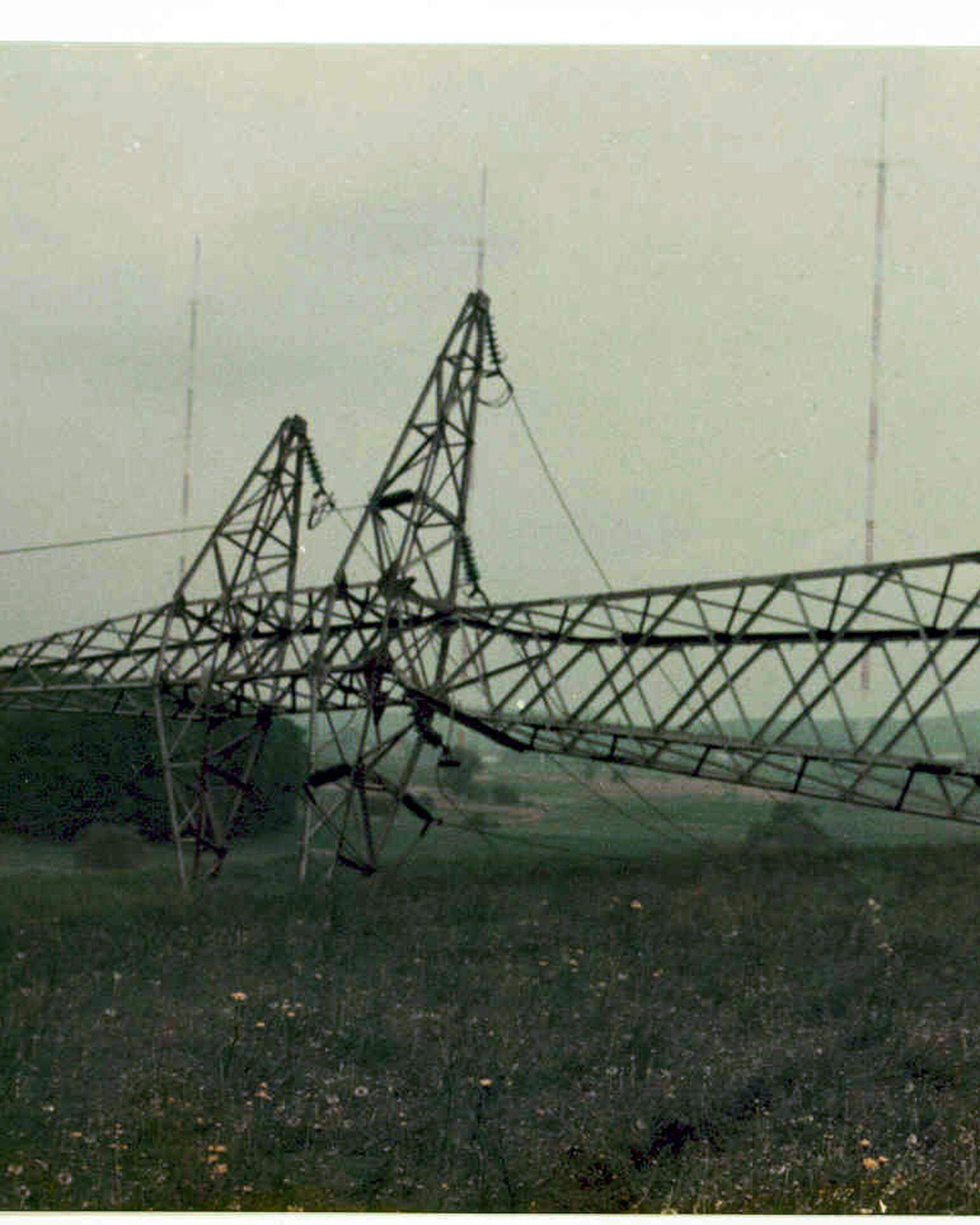 Am Morgen des 3. Juni 1984 liegt der Hochspannungsmast 18 der Leitung von Junglinster nach Wecker am Boden. Im Hintergrund ist der Langwellensender RTL zu sehen.