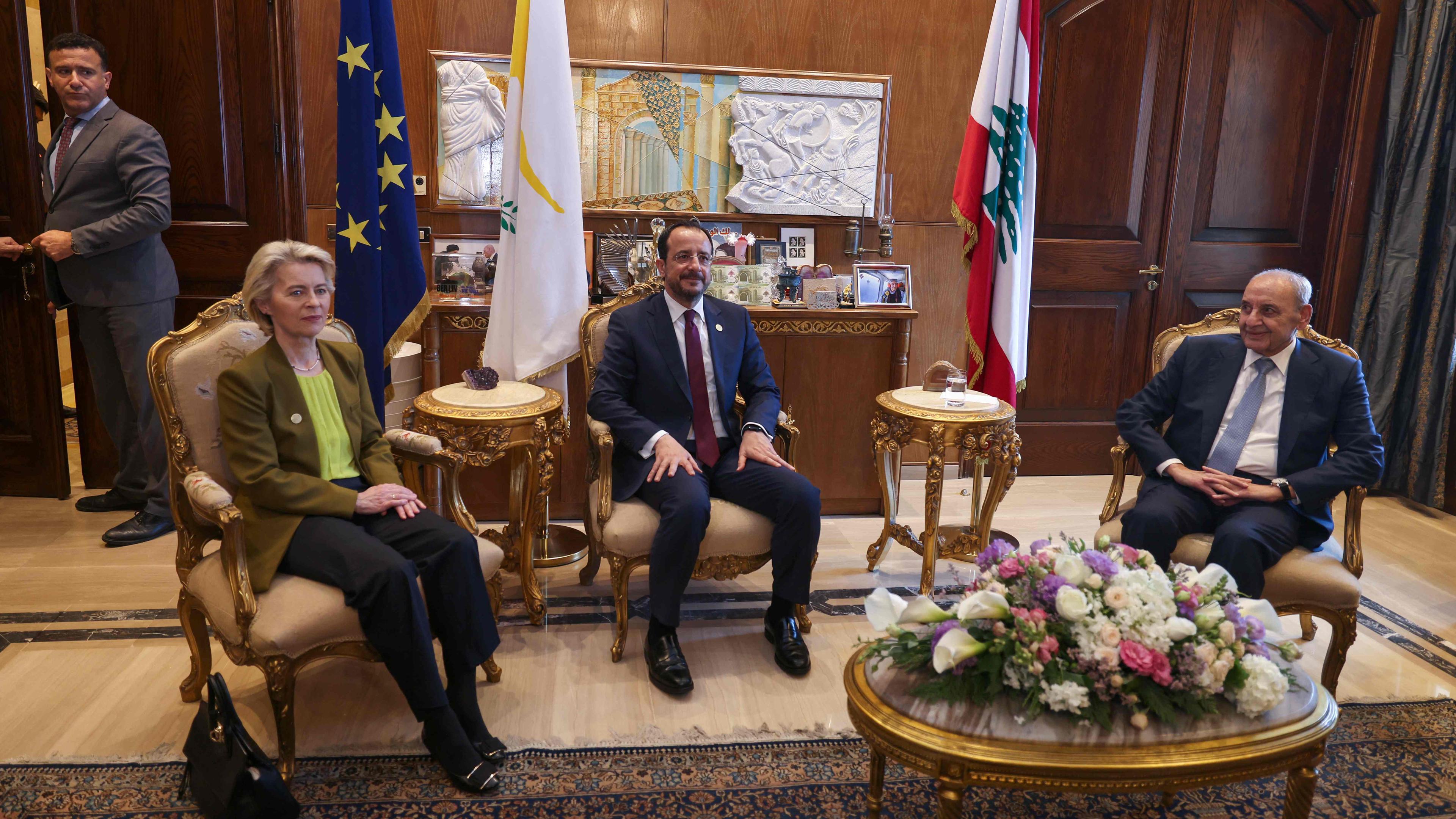 Der Sprecher des libanesischen Parlaments, Nabih Berri (rechts), im Gespräch mit EU-Kommissionspräsidentin Ursula von der Leyen und Zyperns Präsident Nikos Christodoulides in Beirut.
