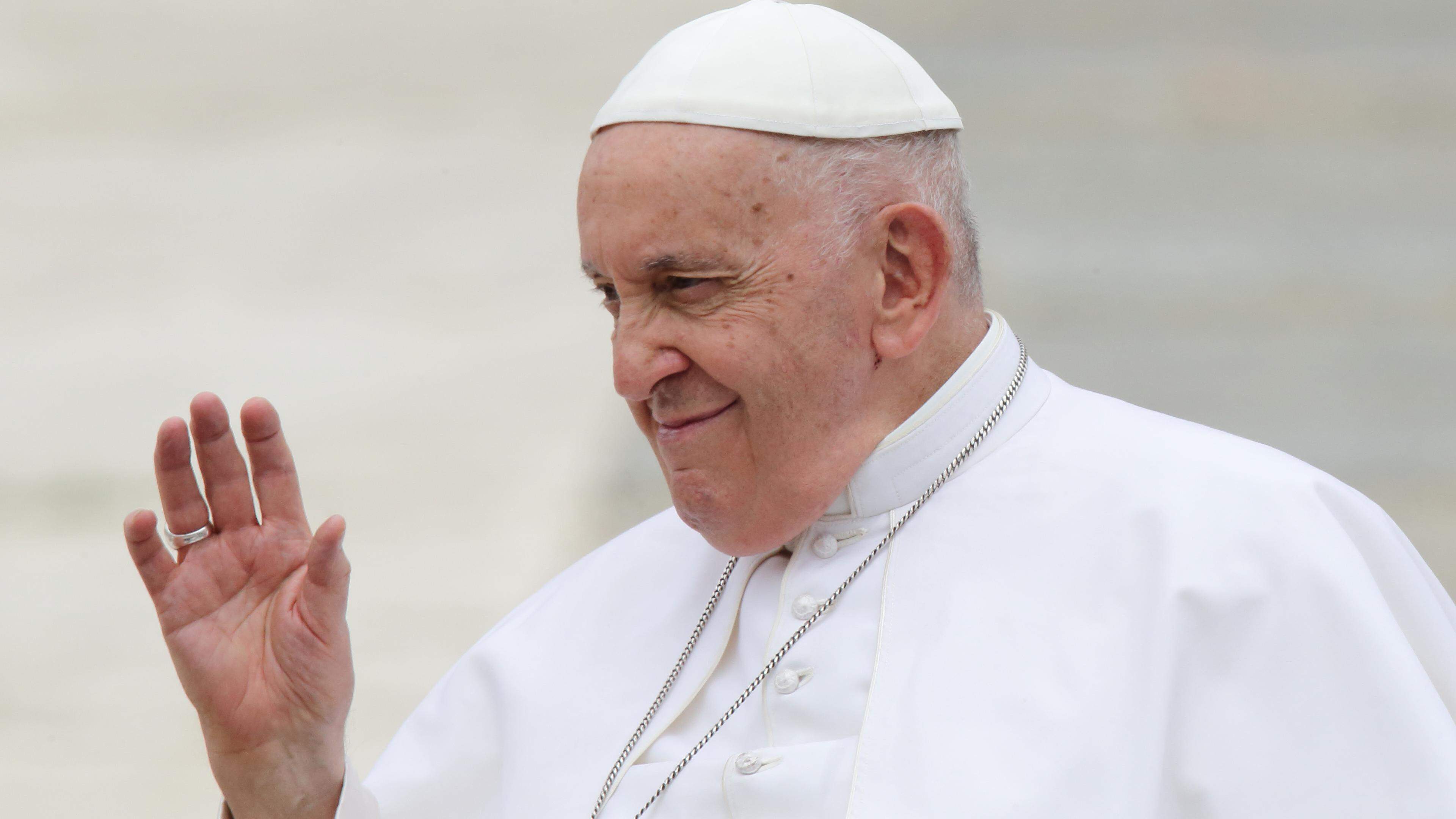 Papst Franziskus winkt während seiner Audienz mit Mitgliedern der Carabinieri, einer militärisch organisierten Polizeieinheit in Italien, auf dem Petersplatz. 