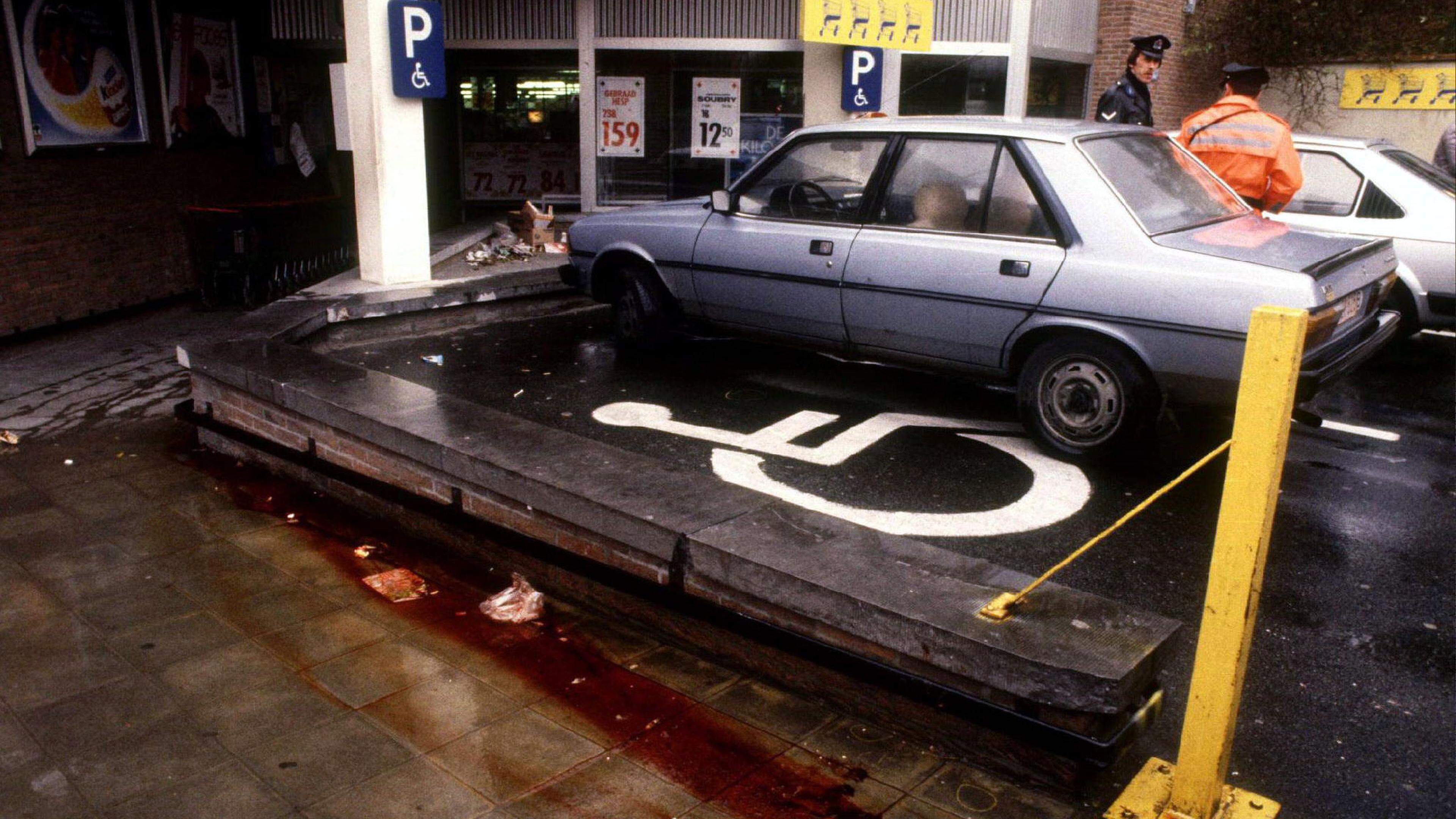 L'attaque d'un supermarché Delhaize le 9 novembre 1985 à Alost a été un bain de sang. Parmi les huit morts se trouvait une famille de trois personnes. Le crime serait prescrit le 10 novembre 2025.