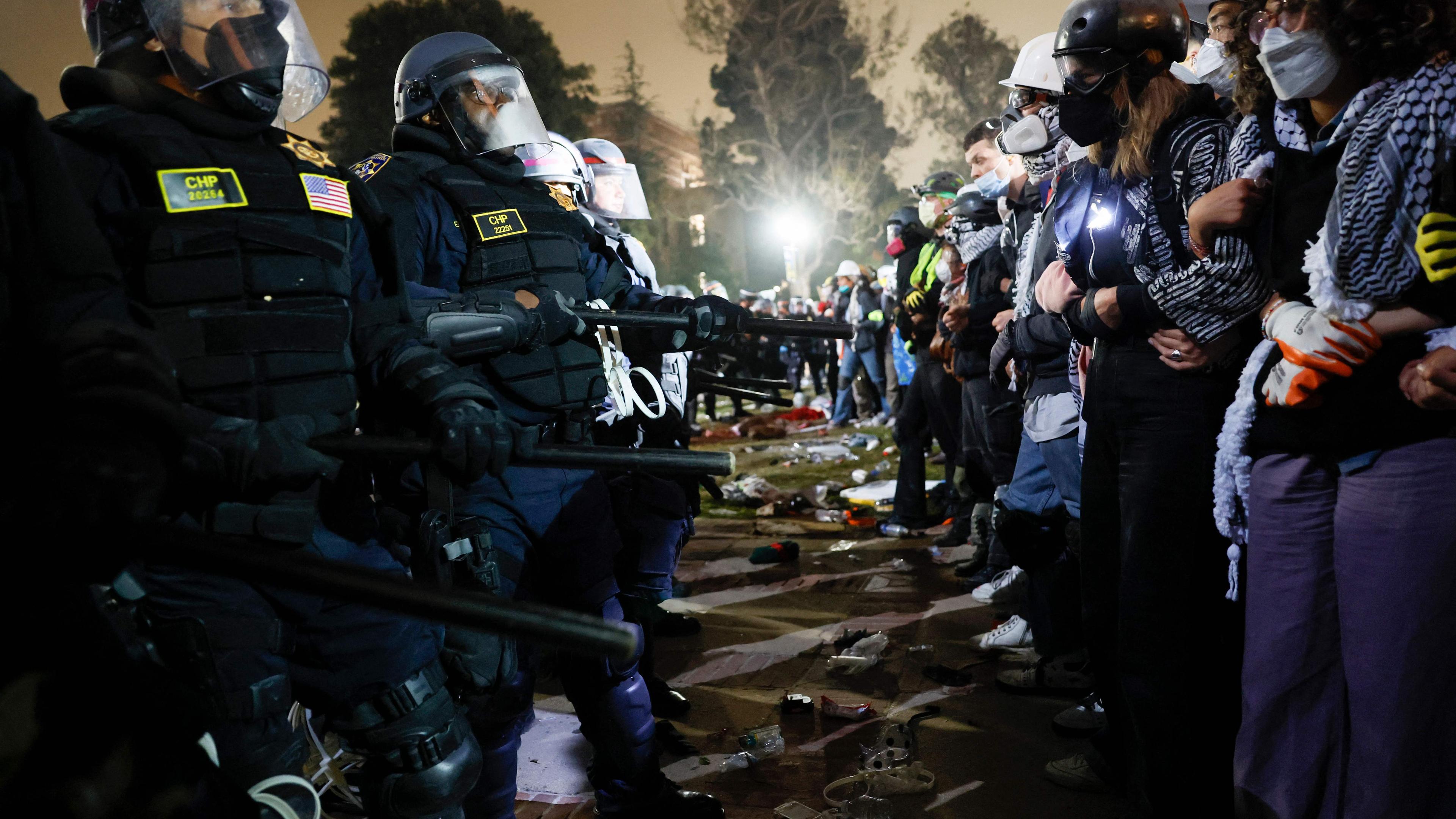 Am Donnerstag standen sich auf dem Campusder University of California, Los Angeles (UCLA) Einsatzkräfte und Demonstranten gegenüber.
