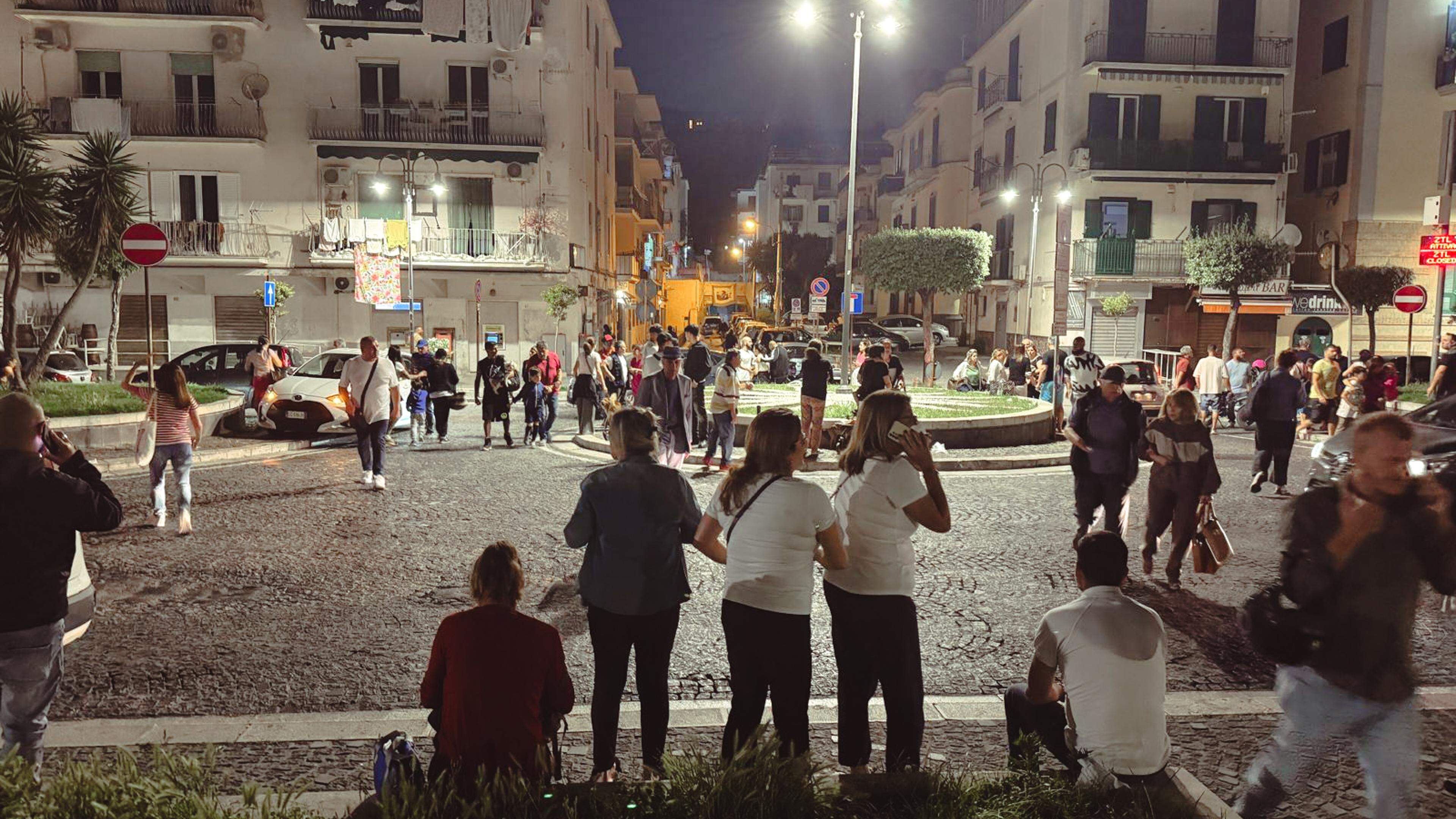 Menschen stehen auf der Straße in Angst nach dem Erdbeben. Das Gebiet rund um die süditalienische Großstadt Neapel ist am Montagabend von einem Erdbeben erschüttert worden. 