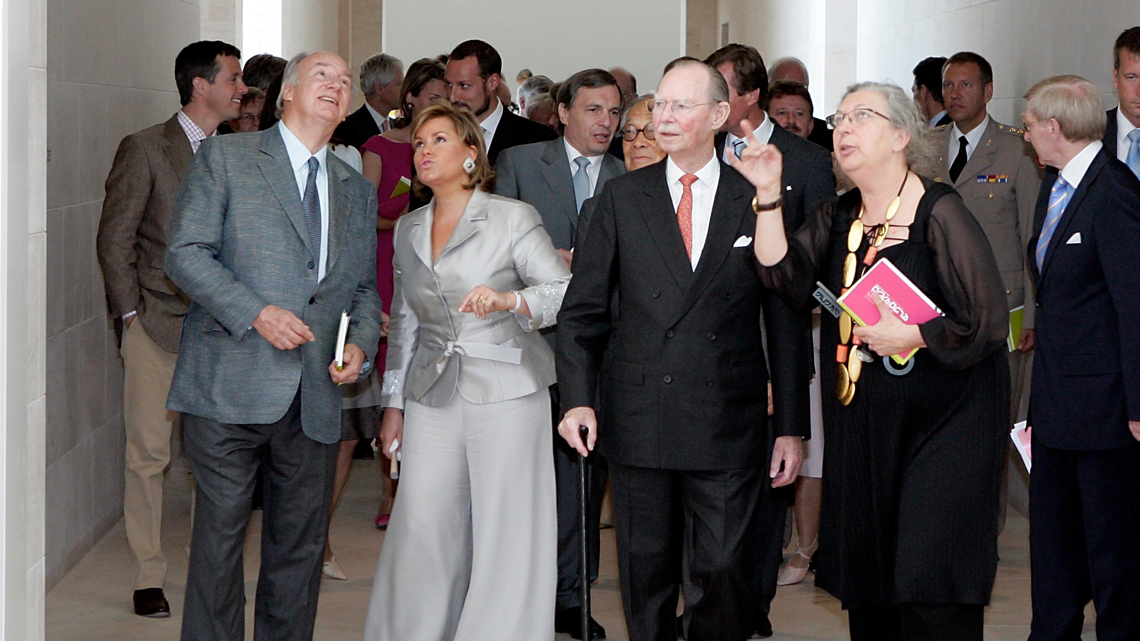Marie-Claude Beaud erklärt Großherzog Jean im Juli 2006 die Eigenarten des Mudam, während sich Großherzogin Maria Teresa mit Aga Khan unterhält.