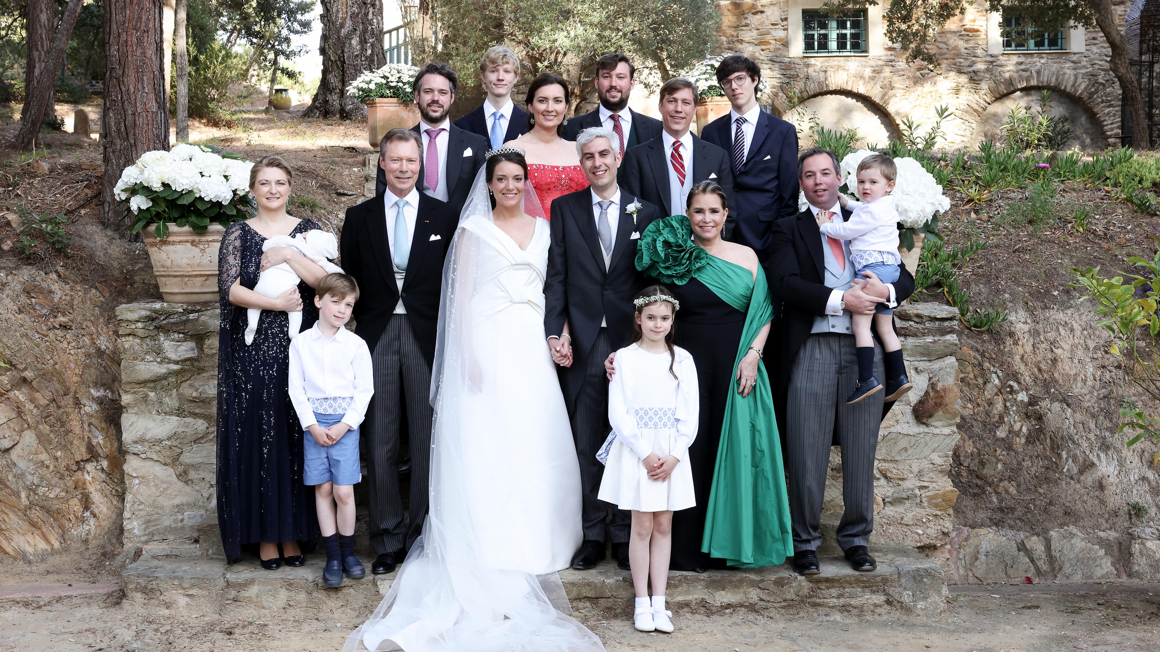 Familienfoto - mit den Eltern, Geschwistern samt Partnern und Neffen und Nichten der Braut.