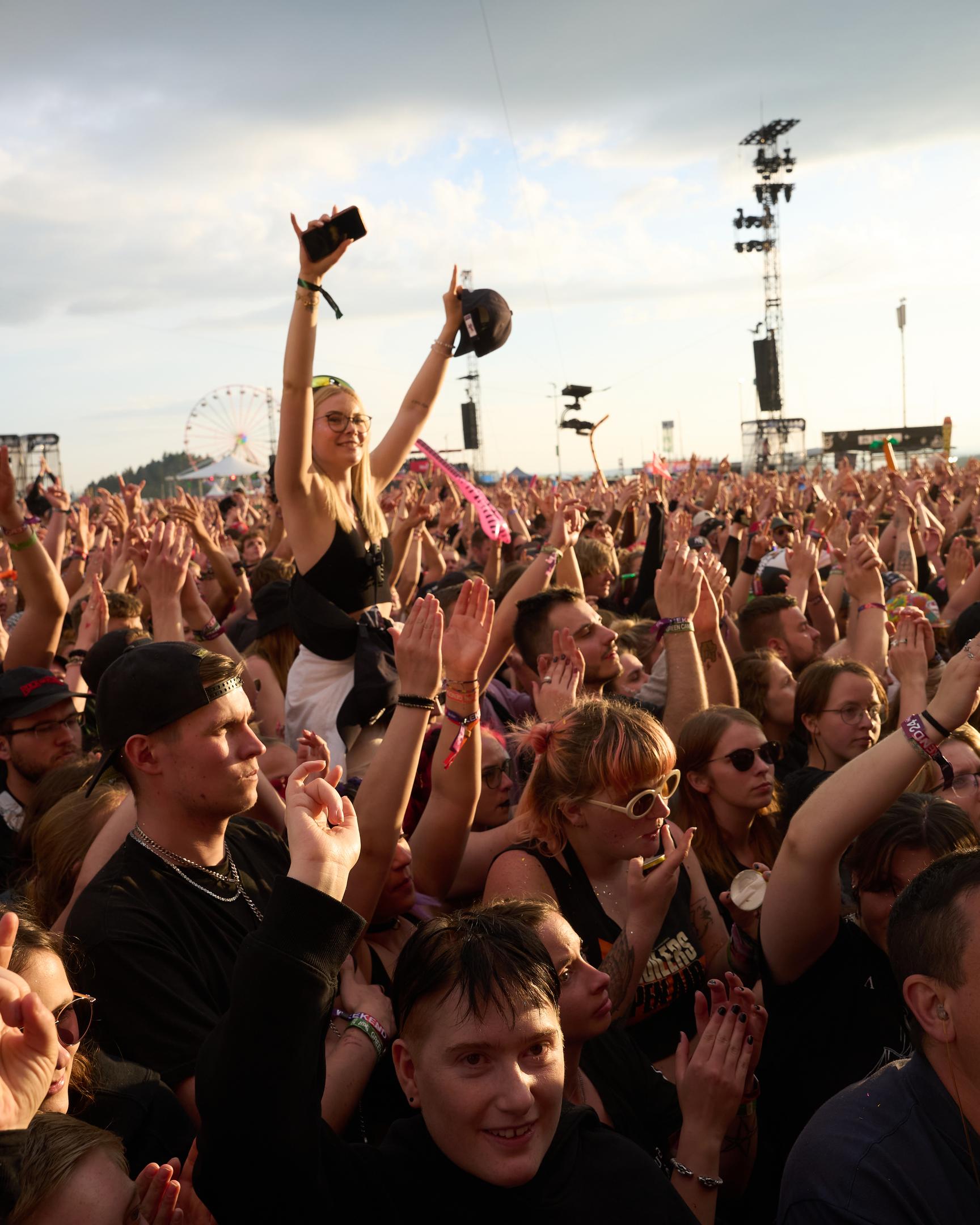 Fans feiern den Auftritt der kanadischen Rockband „Billy Talent“ beim Open-Air-Festival „Rock am Ring" auf der Utopia-Stage. 