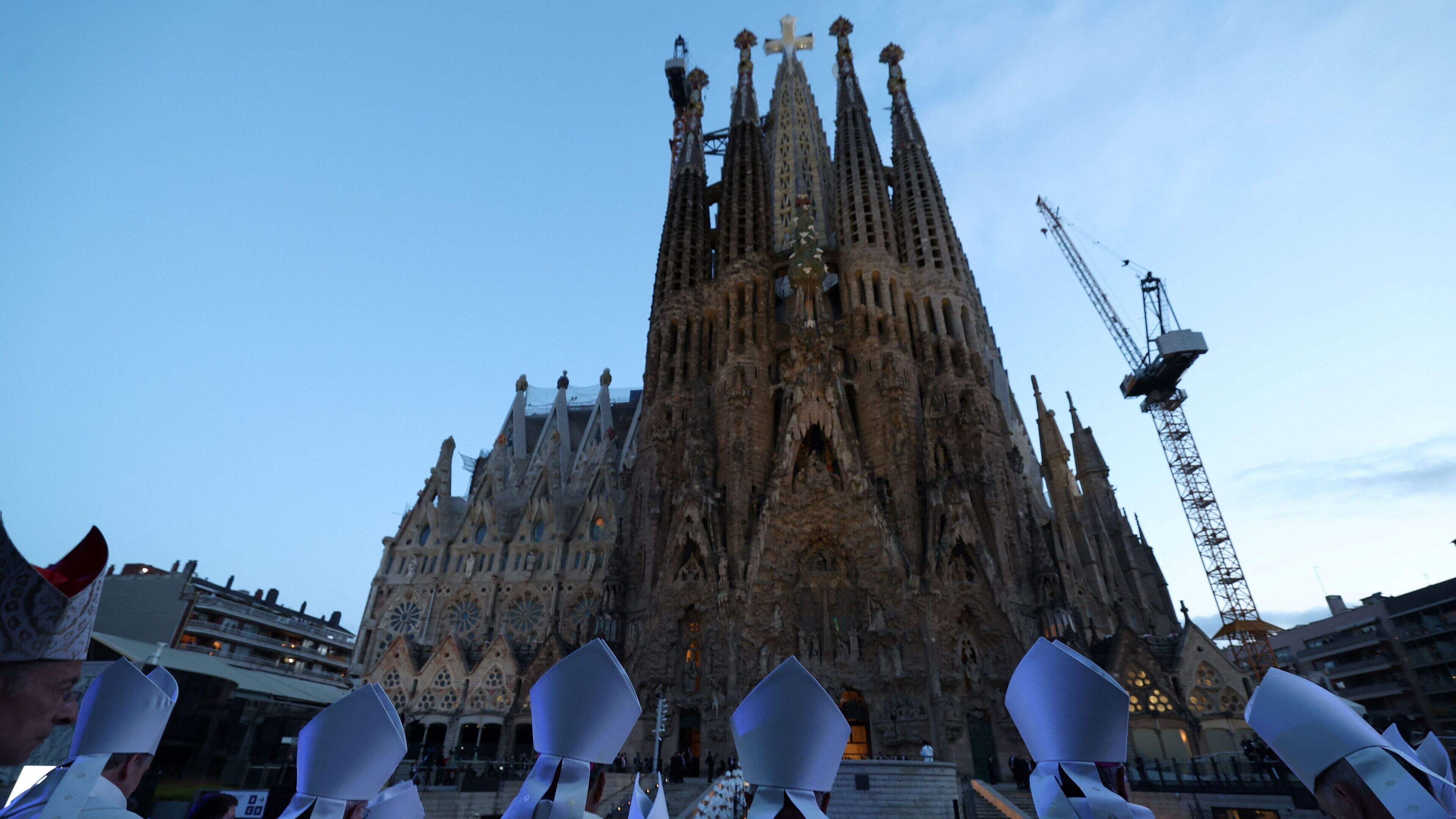 Bilder des Tages: Papst weiht höchsten Kirchturm der Welt ei