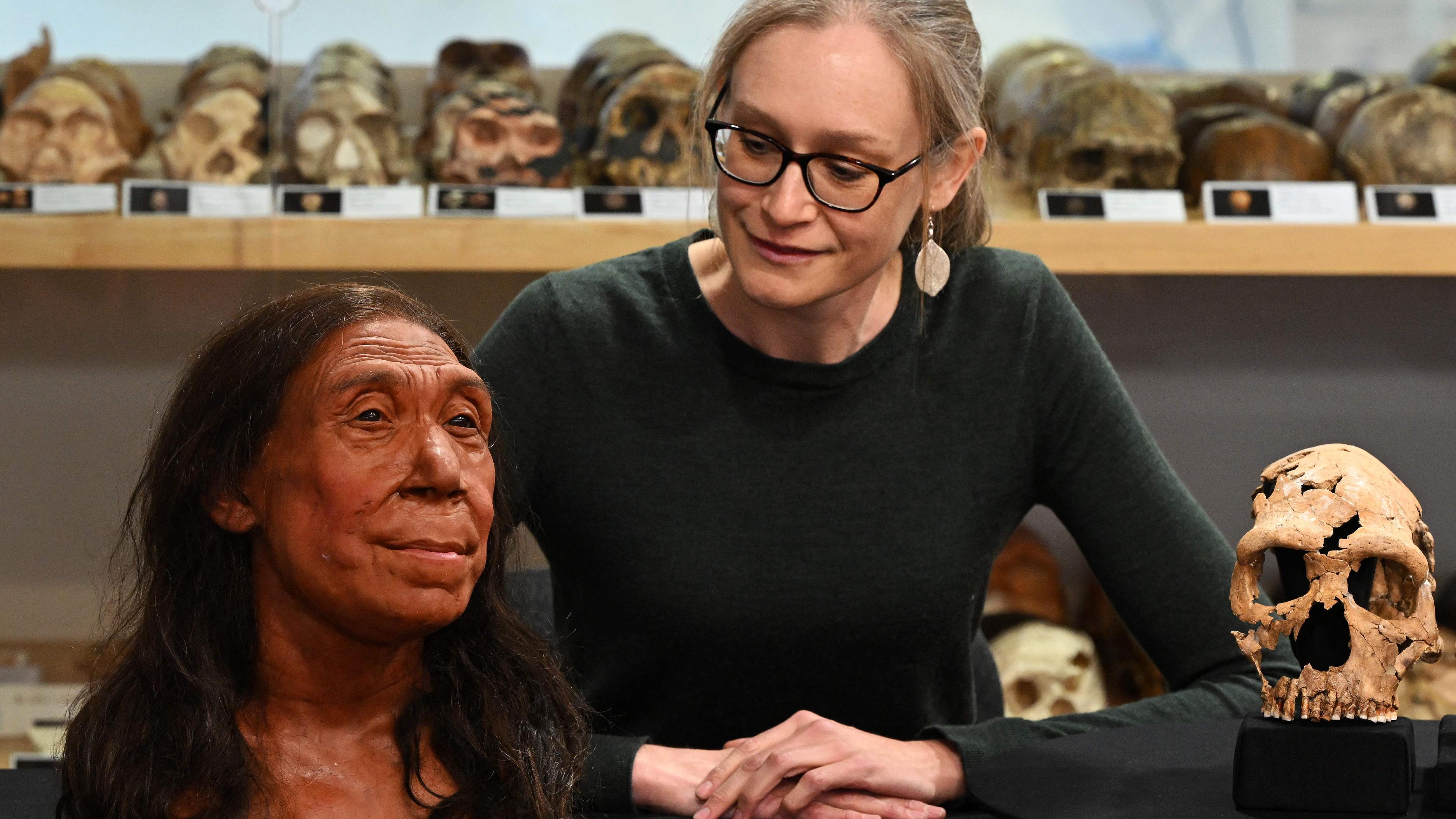 „Unterschiede nicht so ausgeprägt“: Forscherin Emma Pomeroy mit rekonstruiertem Neandertaler-Kopf.