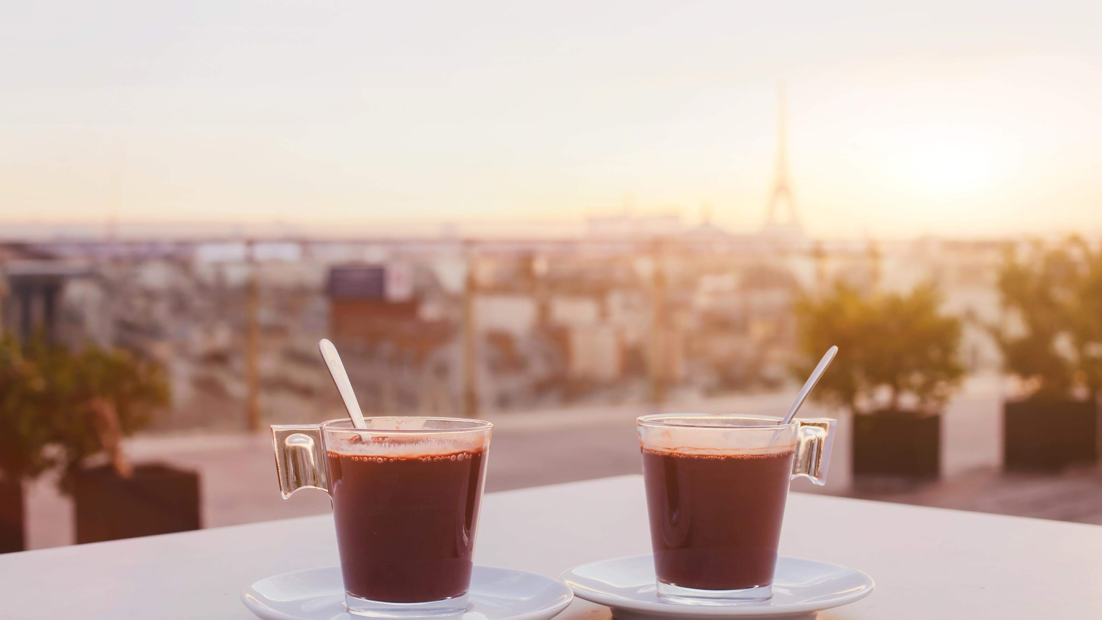 Wie bestellen Sie einen Kaffee in Paris? Auf Französisch? Oder versuchen Sie Ihr Glück auf Englisch?