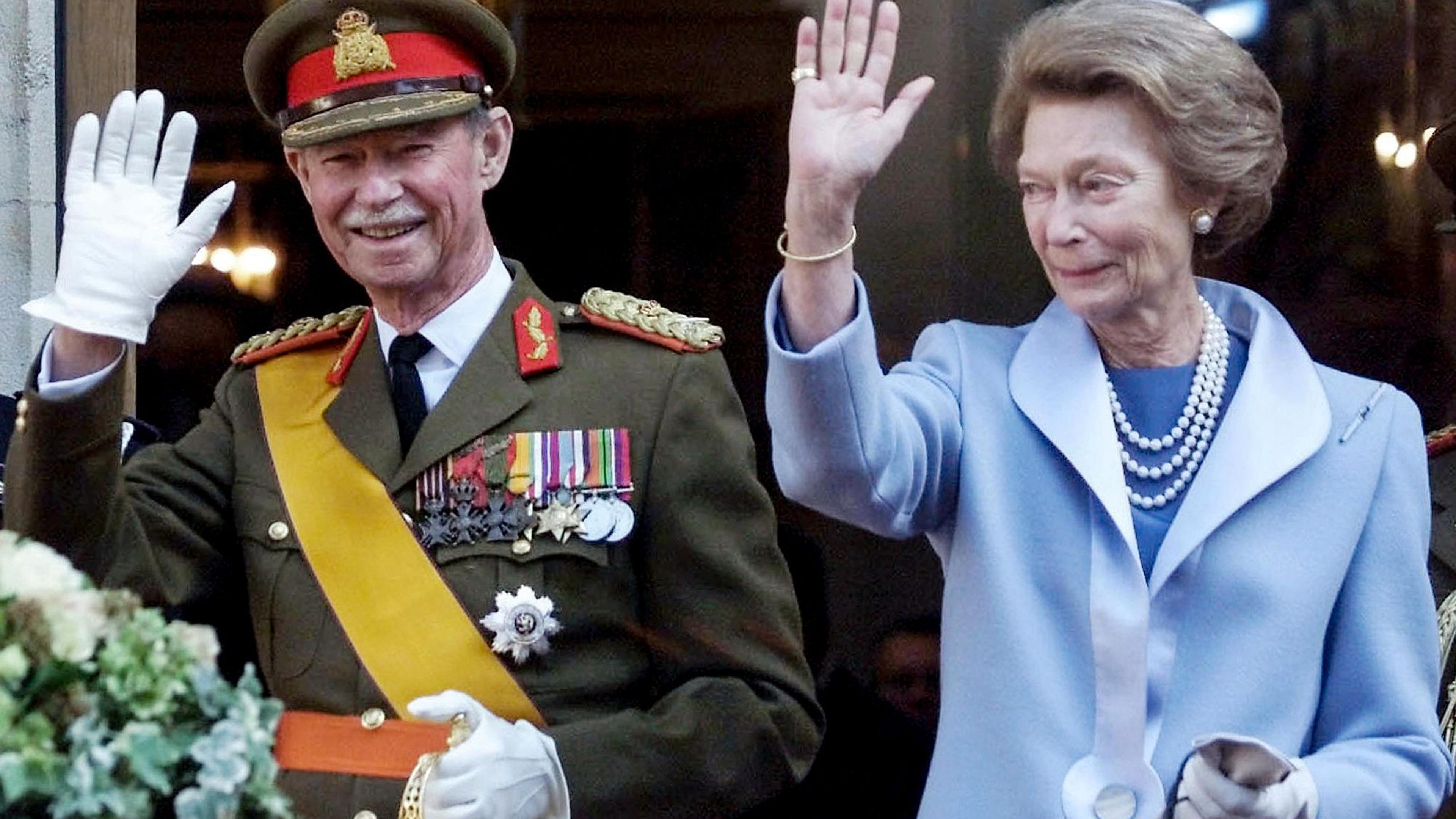 Großherzog Jean und Großherzogin Joséphine-Charlotte´bei der Amtsübergabe am 7. Oktober 2000.
