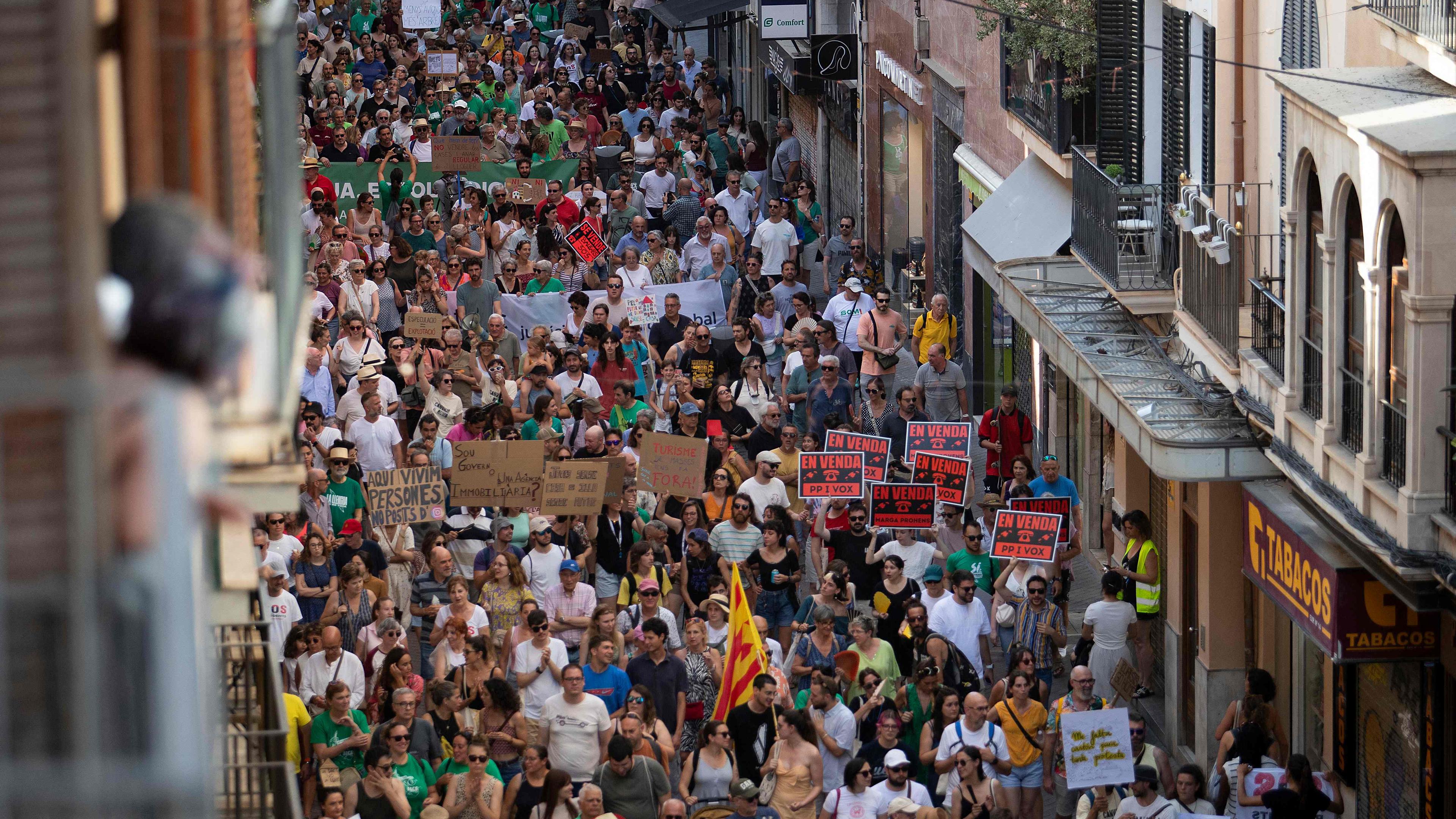 Spaniards demonstrate again against mass tourism