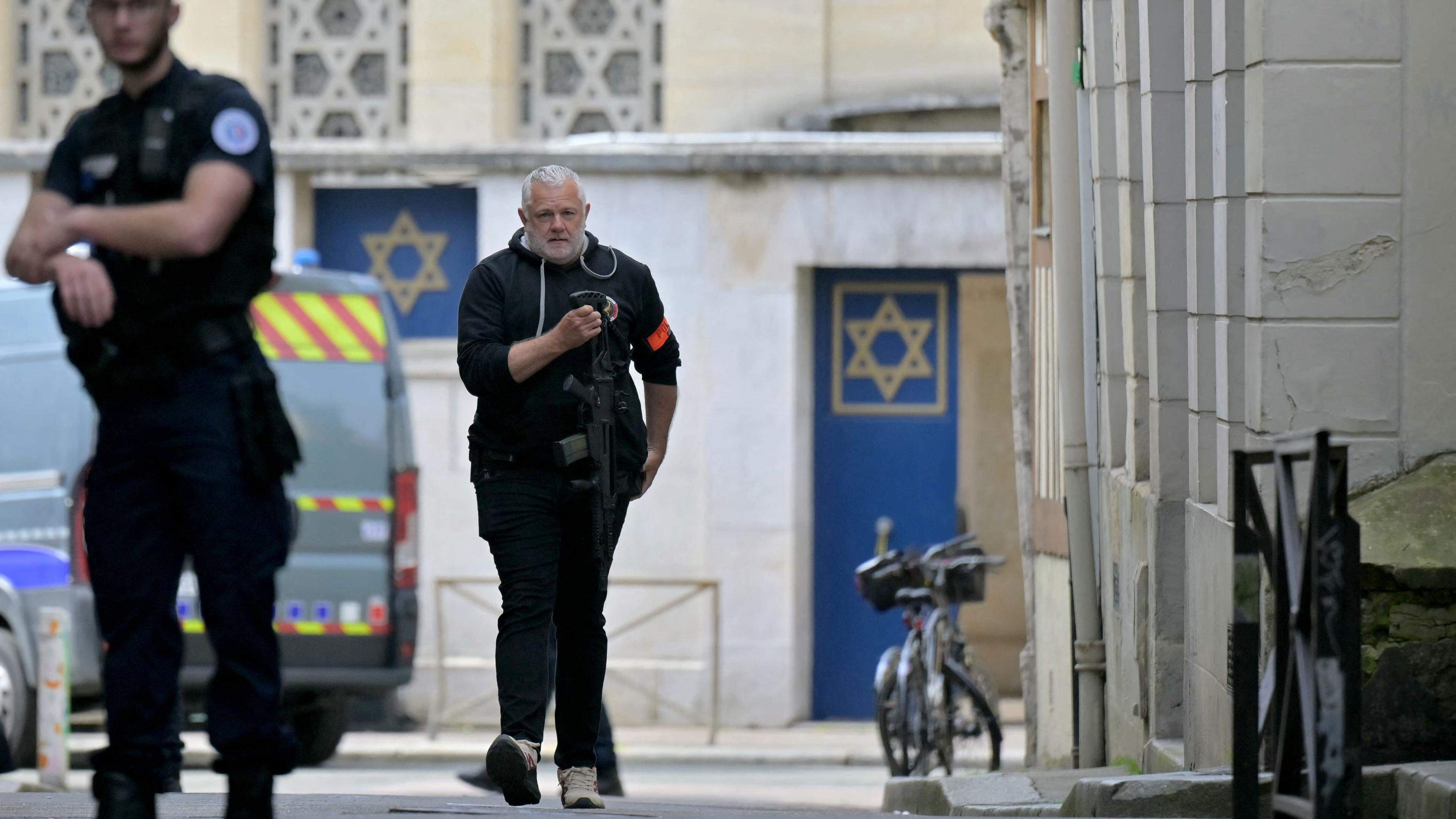 Es wurden zwei getrennte Ermittlungen eingeleitet, eine zu dem Brand in der Synagoge und eine weitere zu den Umständen des Todes der von der Polizei getöteten Person, so die Staatsanwaltschaft Rouen.