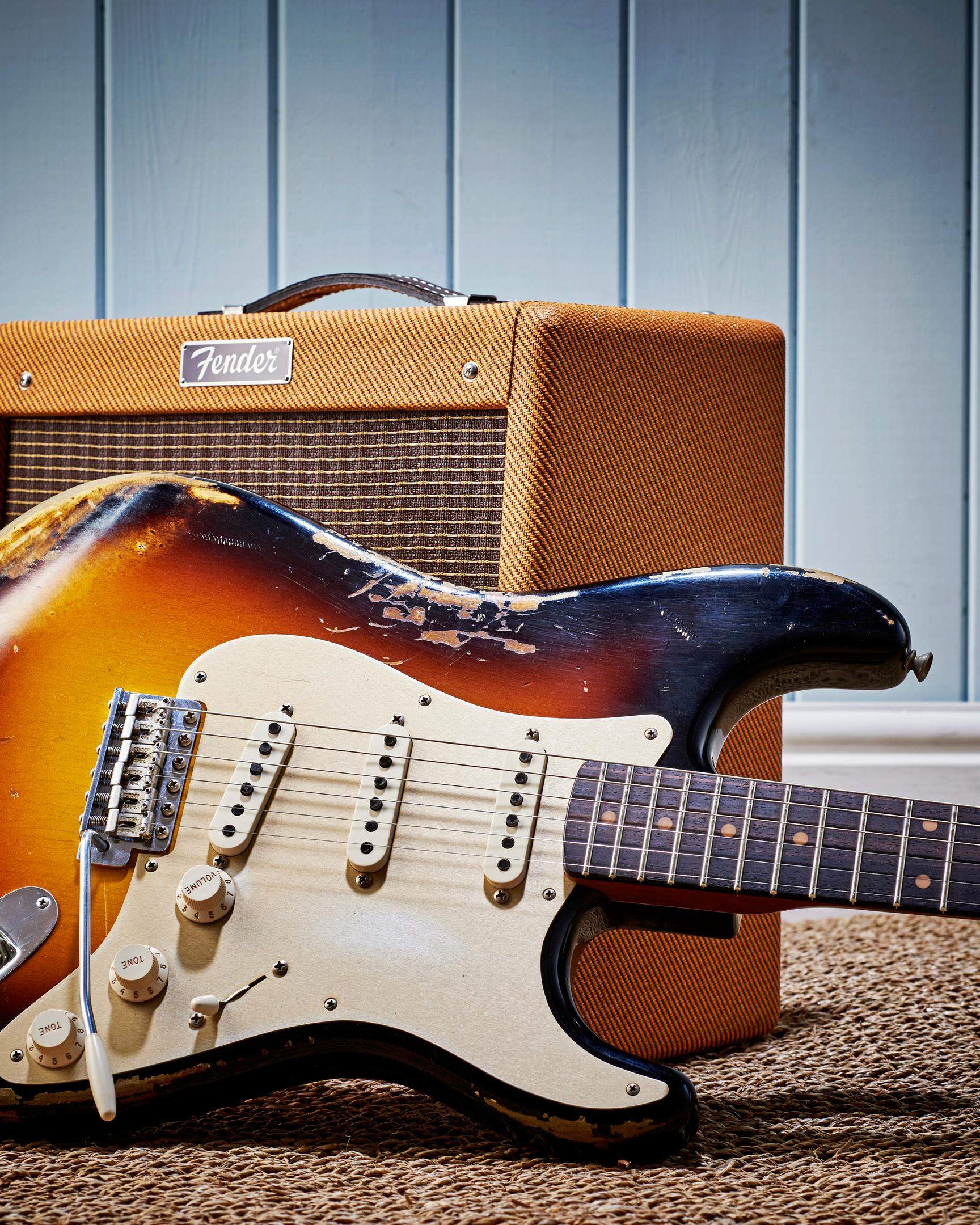 Die Modellbezeichnung „Stratocaster“ setzt sich zusammen aus den Begriffen „Stratosphäre“ und dem Namen des Vorgängermodels „Telecaster“.