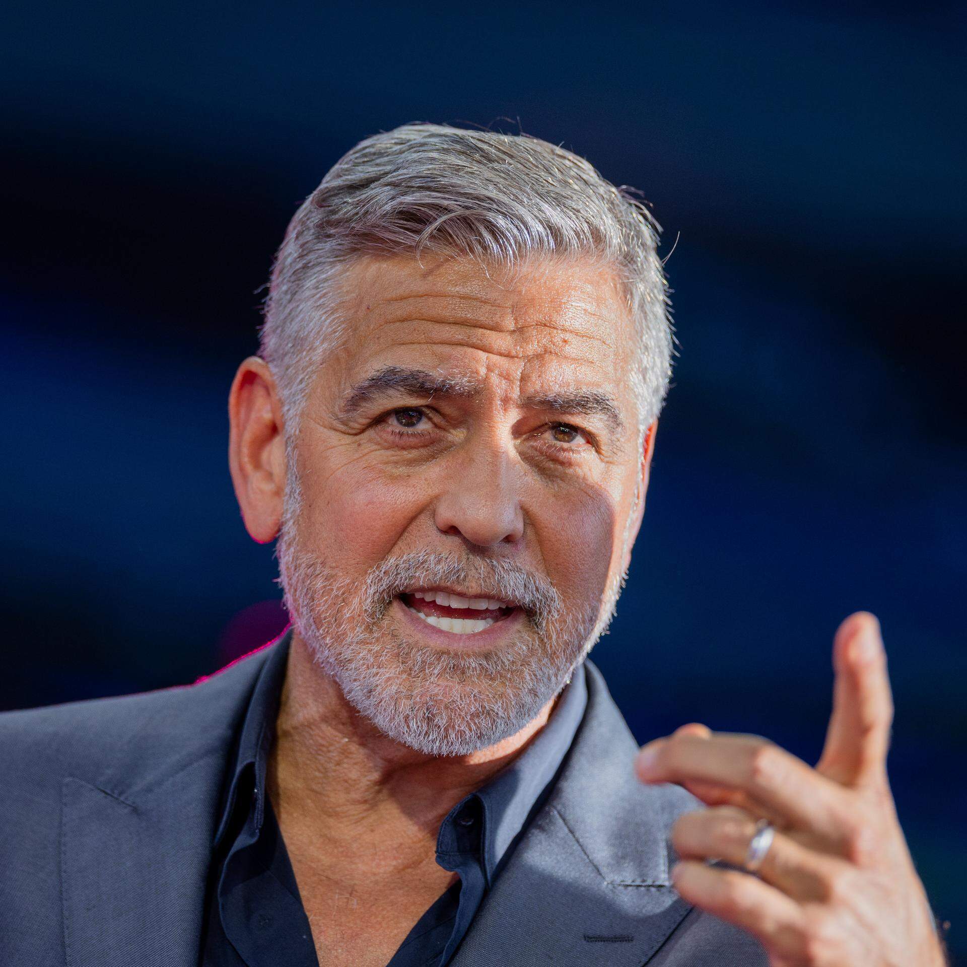 ARCHIV - 20.09.2023, Nordrhein-Westfalen, Köln: George Clooney, US-amerikanischer Schauspieler, spricht beim Internetkongress Digital X der Deutschen Telekom im Media Park. (zu dpa "Clooney scherzt über neuen Film mit Brad Pitt: «Er brauchte Arbeit») Foto: Rolf Vennenbernd/dpa +++ dpa-Bildfunk +++