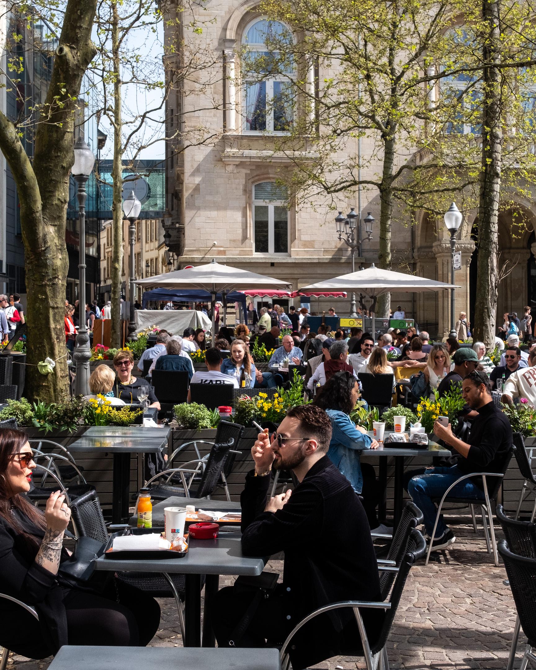 Die Place d‘Armes lockte im April zeitweise zahlreiche Besucher auf die Terrassen.
