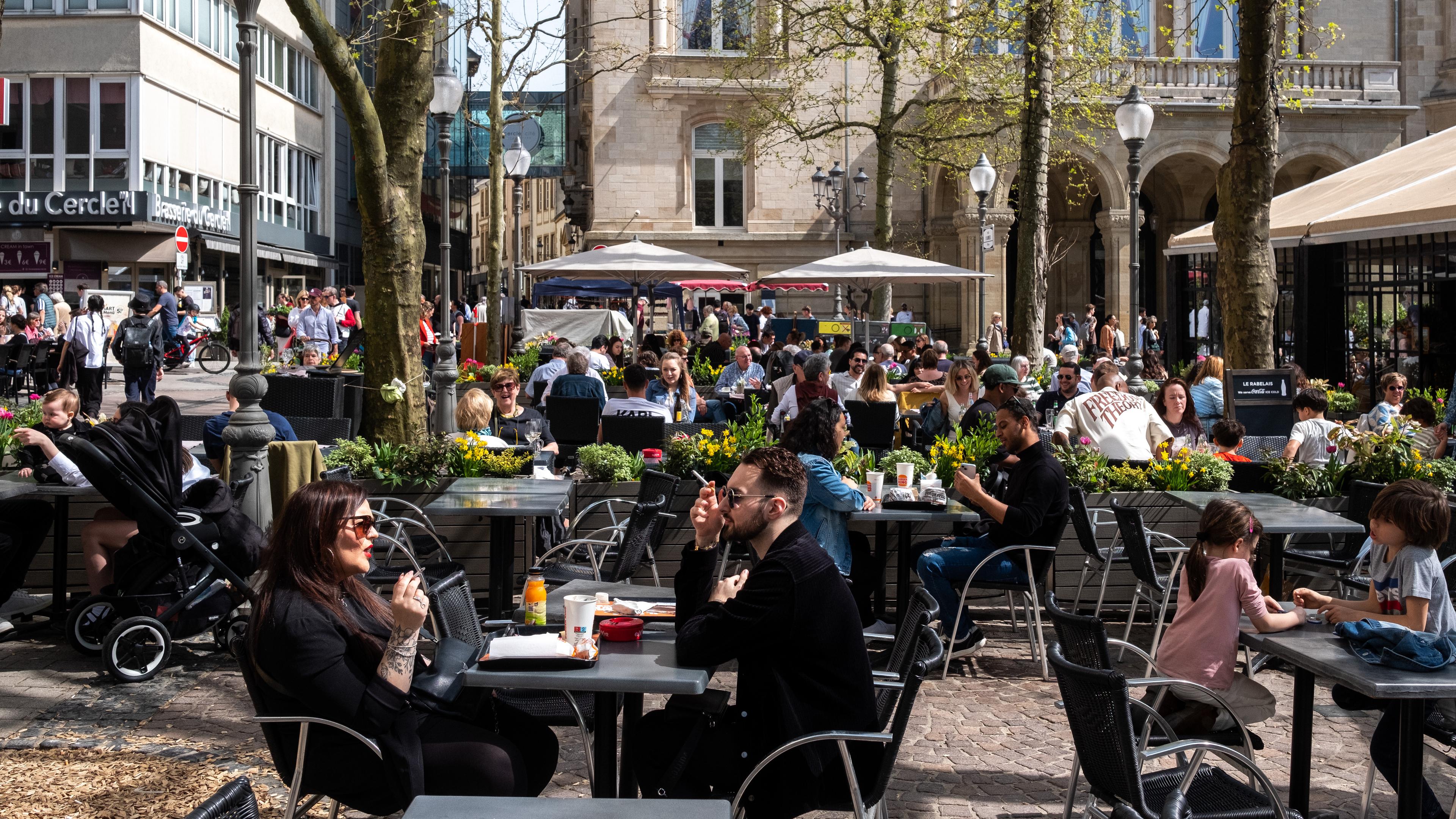 La Place d'Armes a attiré de nombreux visiteurs sur ses terrasses par moments en avril.