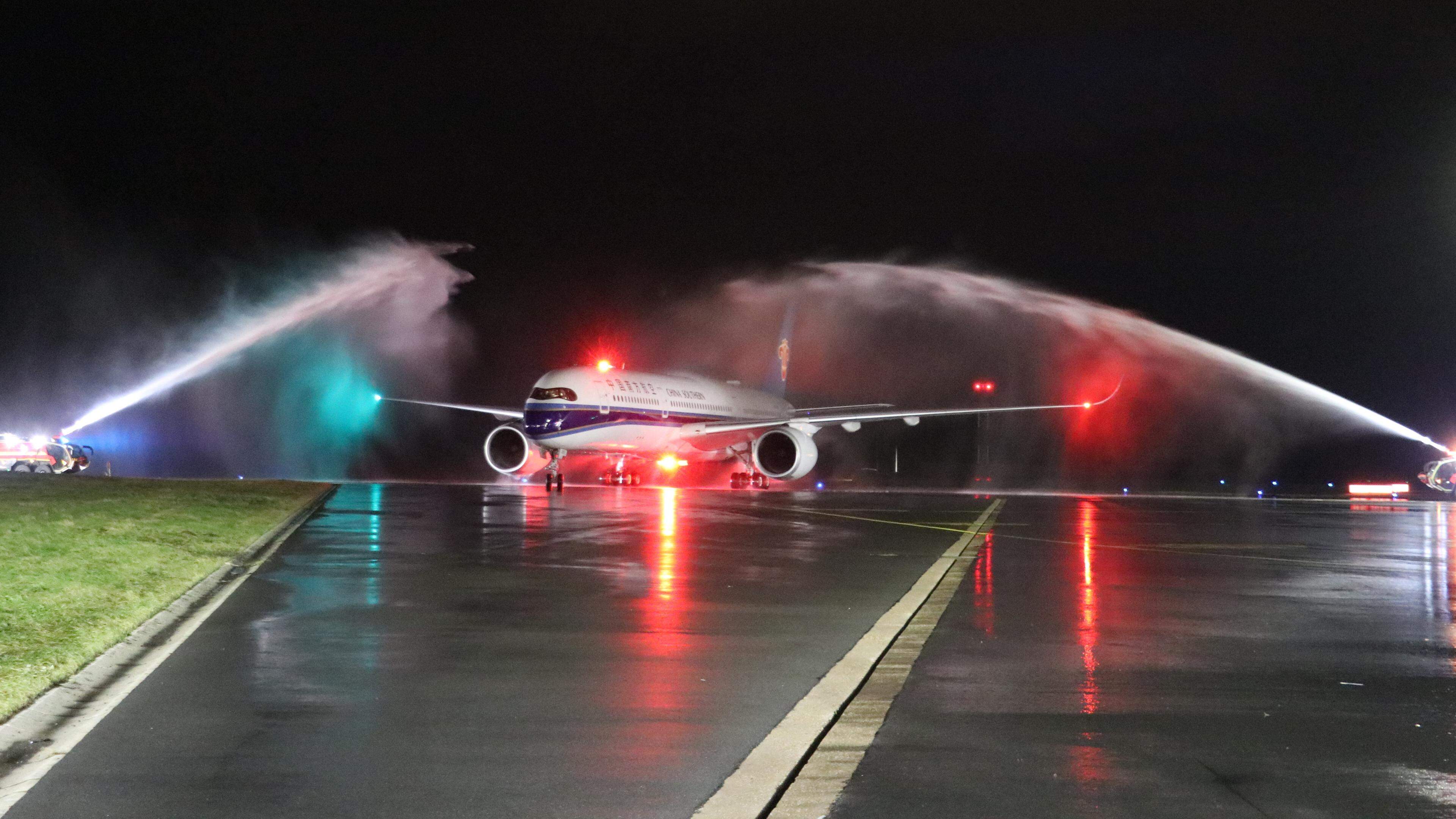 Comme il se doit, China Southern Airlines a été accueillie jeudi soir au Findel par une douche d'eau des pompiers de l'aéroport.