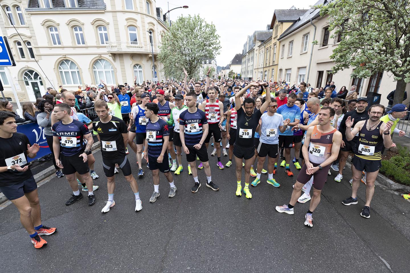 The runners are relaxed before the start.