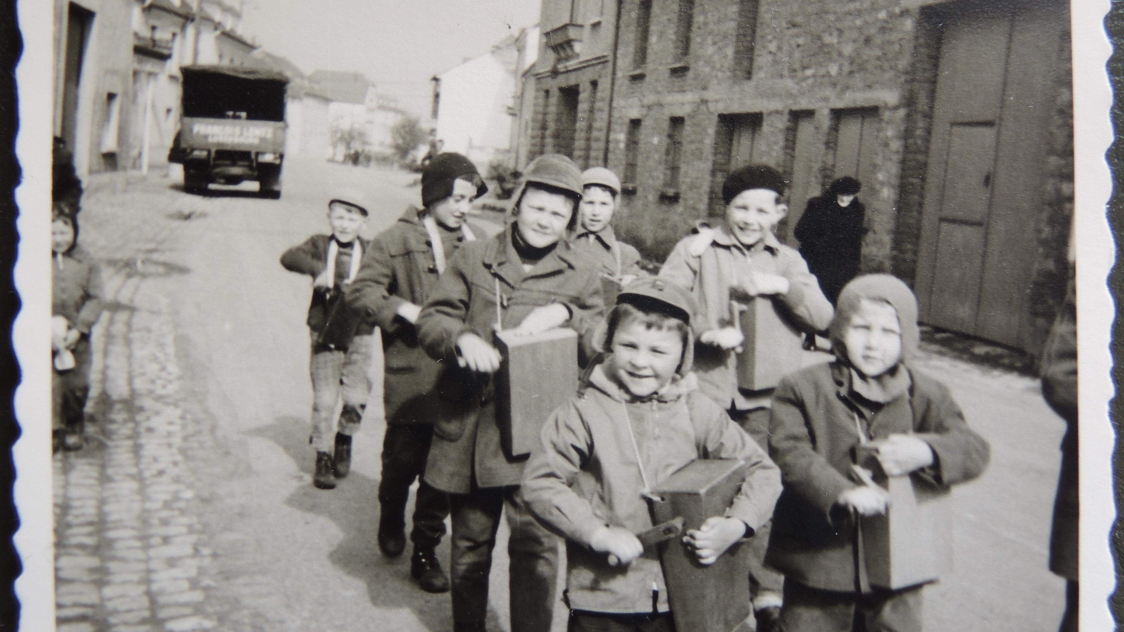 En 1962, seuls les garçons étaient en route à Berdorf; aujourd'hui les filles peuvent également participer aux crécelles. 