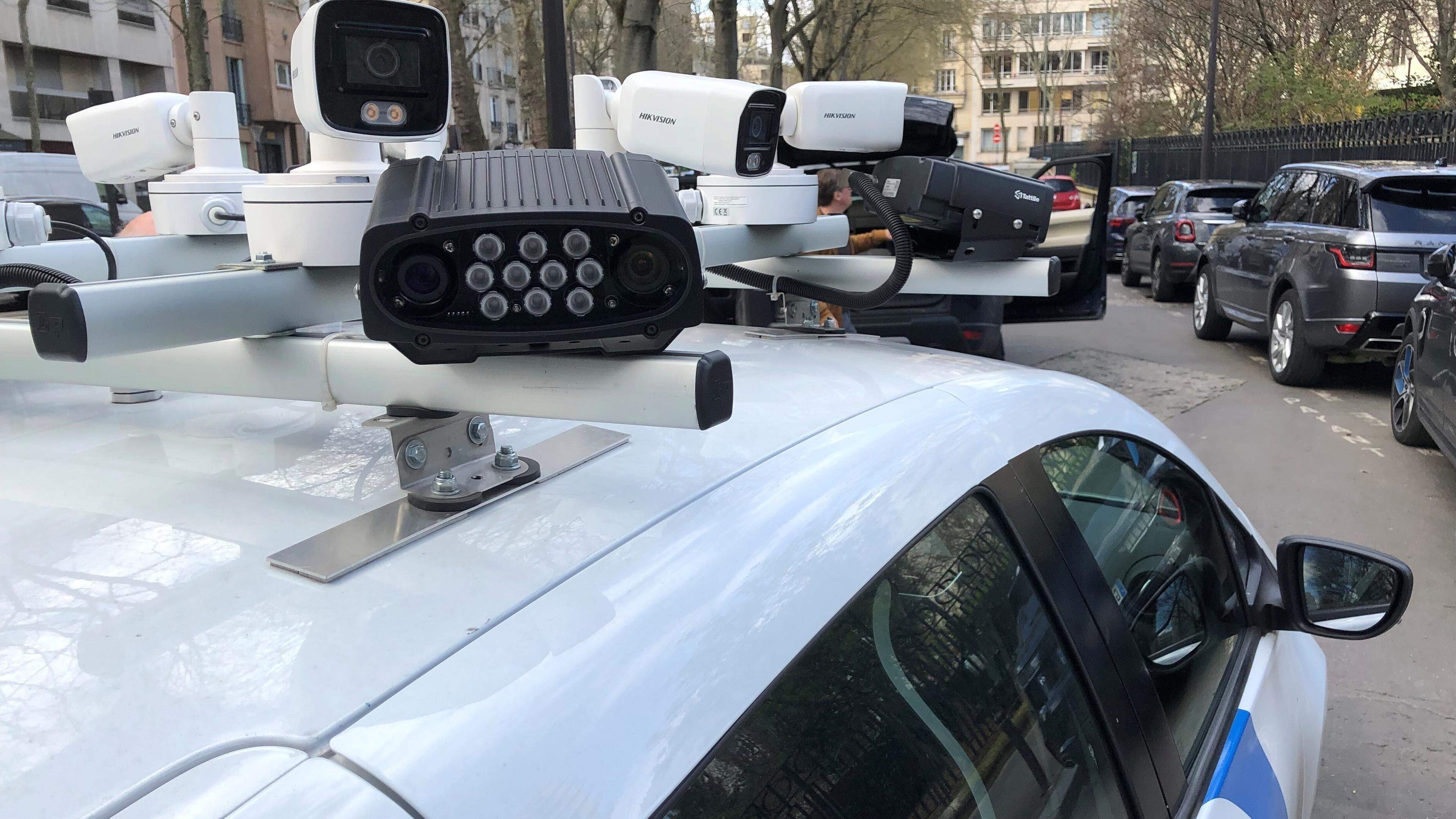 Kameras auf dem Dach eines Scan-Autos dienen der Kontrolle, ob für abgestellte Autos die Parkgebühren bezahlt wurden.