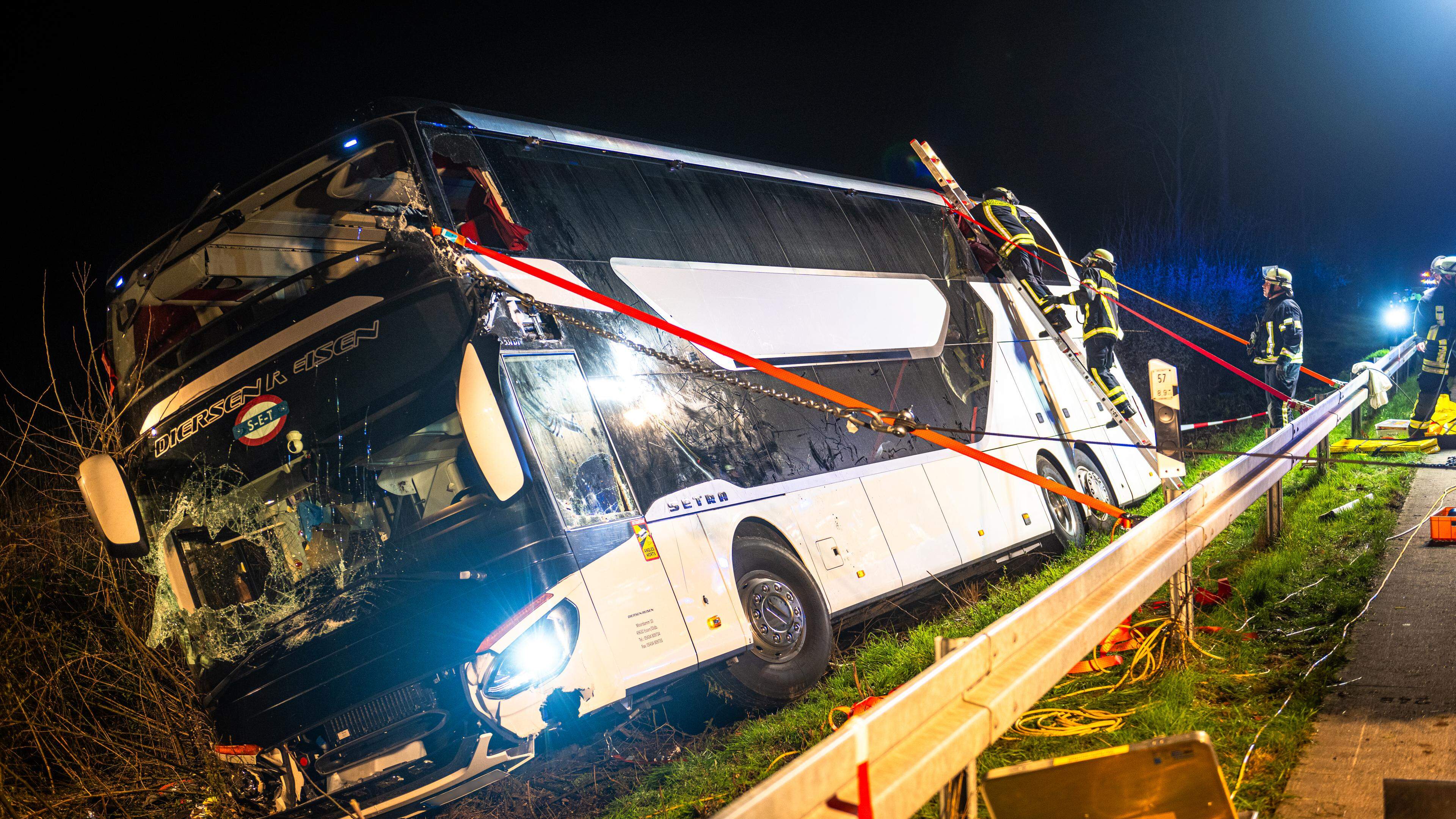 Bei dem Busunglück auf der Autobahn 44 in Nordrhein-Westfalen sind in der Nacht zu Freitag mehr als 20 Menschen verletzt worden.