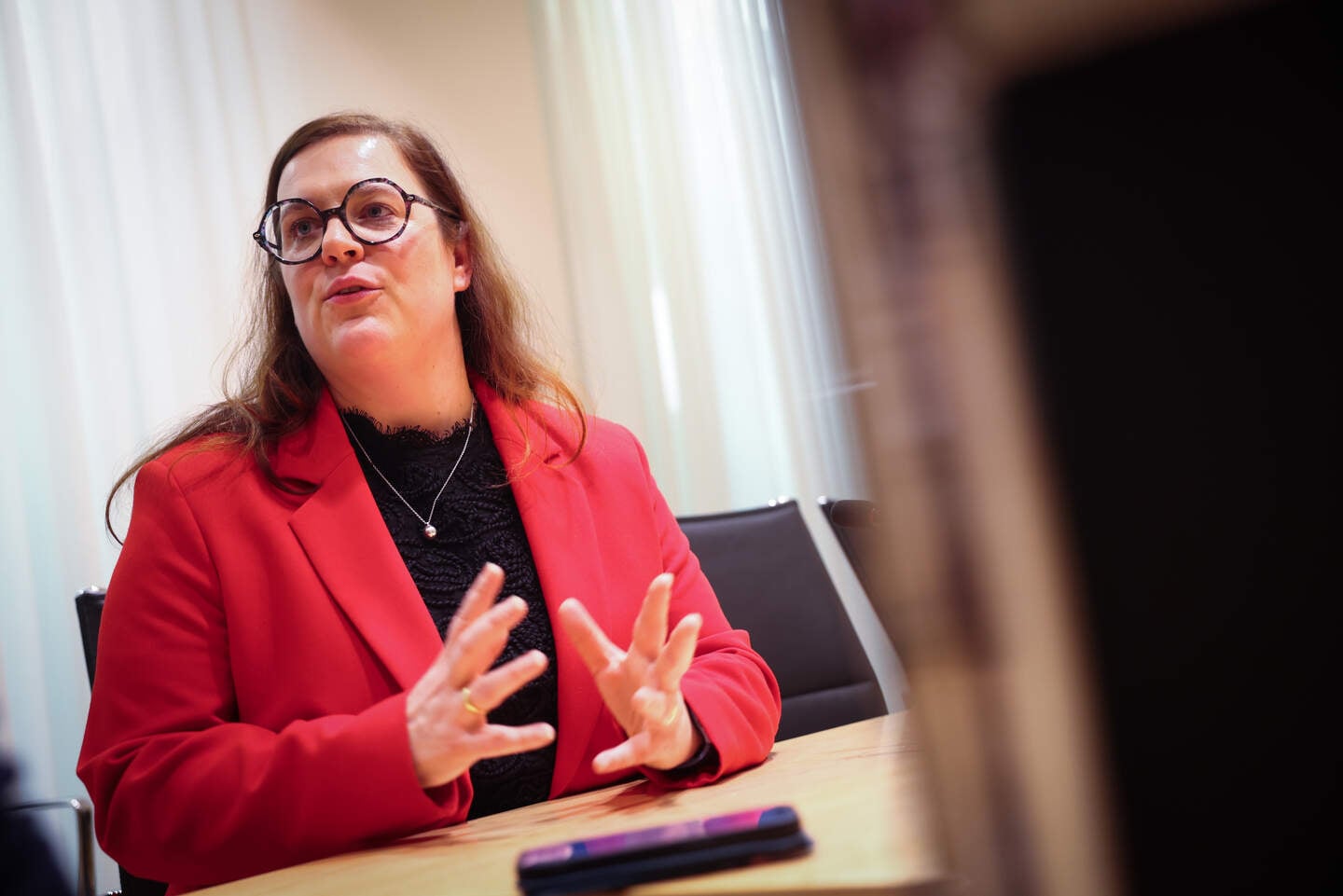 La présidente de la commission des Affaires intérieures, Stéphanie Weydert, n’a pas voulu entendre les critiques de l’opposition mardi: celle-ci aurait eu suffisamment de temps pour se pencher sur le pacte sur les migrations.