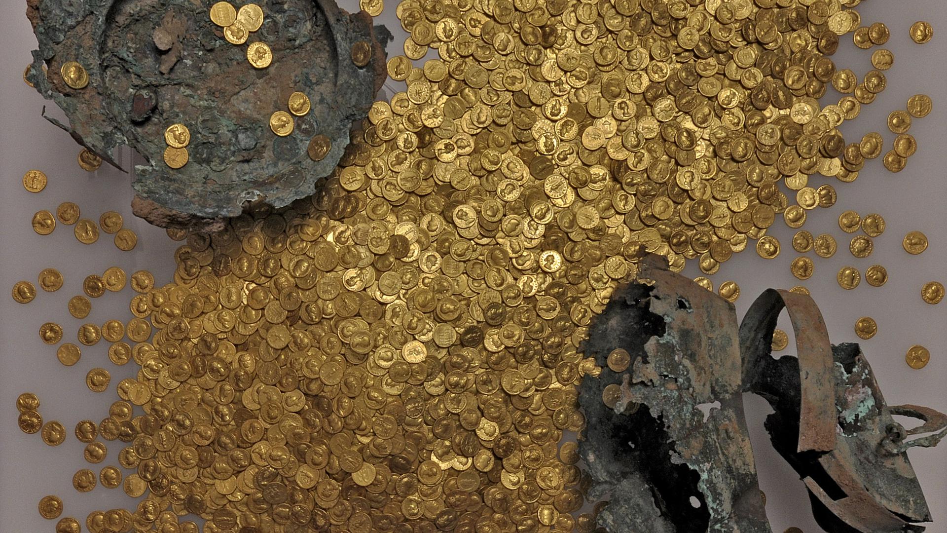 Золото кладоискателей. Находки кладов золота. Золотые находки кладоискателей. Находки золотых монет. Золота слитки находки кладов.