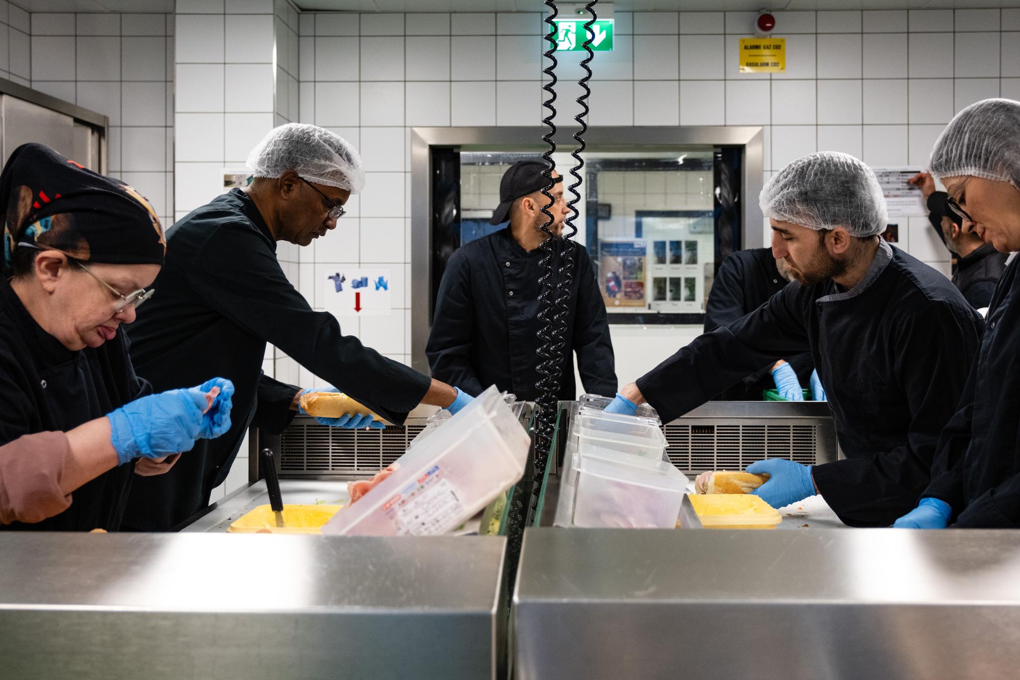 Six personnes se tiennent prêtes chaque matin à beurrer des centaines de pains pour les institutions sociales du Luxembourg.