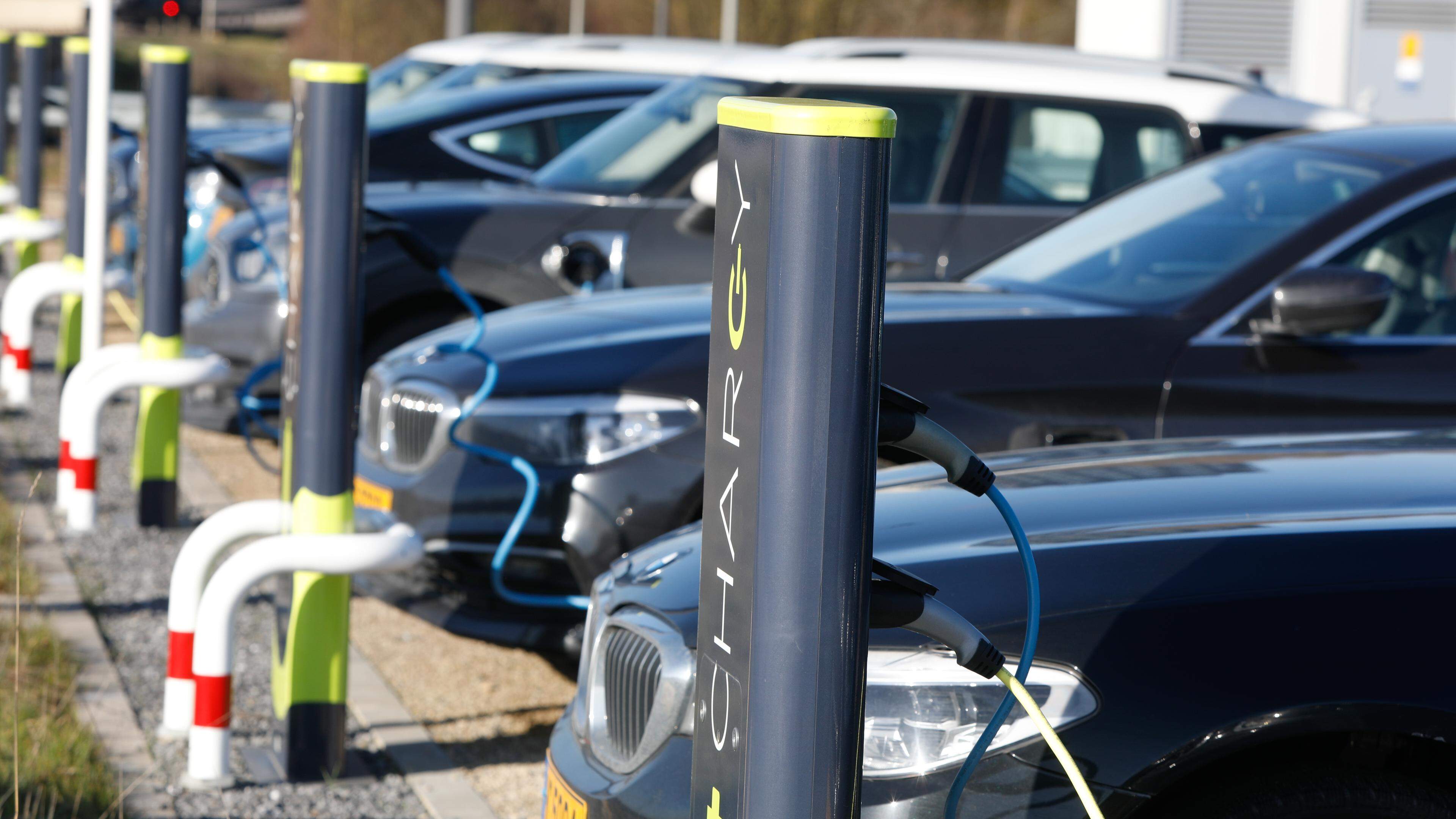 «Pour produire une voiture électrique, on émet deux fois plus de CO₂ que pour une voiture à combustion», explique Francesco Viti, chercheur à l'université.