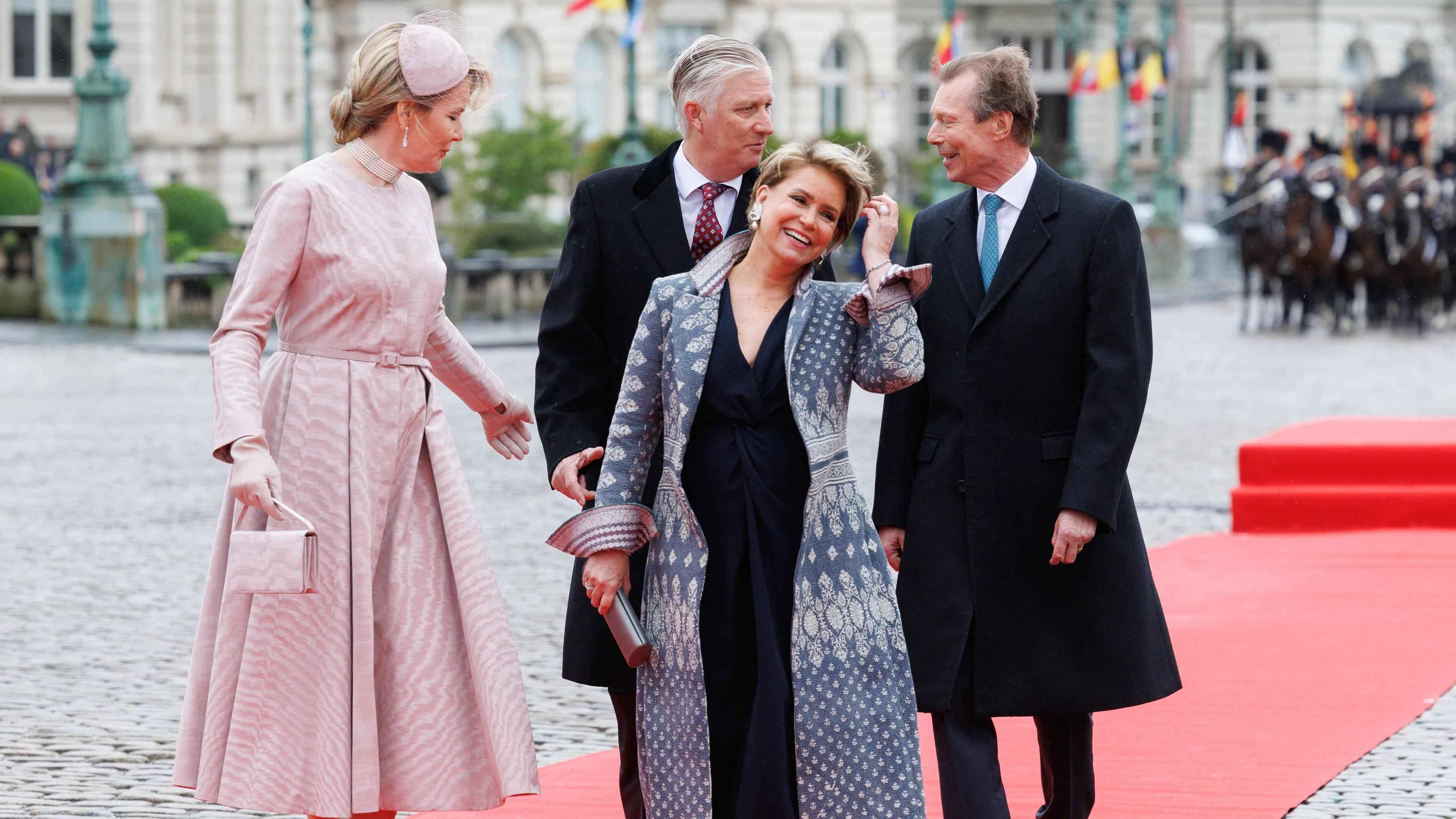 La reine Mathilde, le roi Philippe, la grande-duchesse Maria Teresa et le grand-duc Henri foulent le tapis rouge devant le palais.