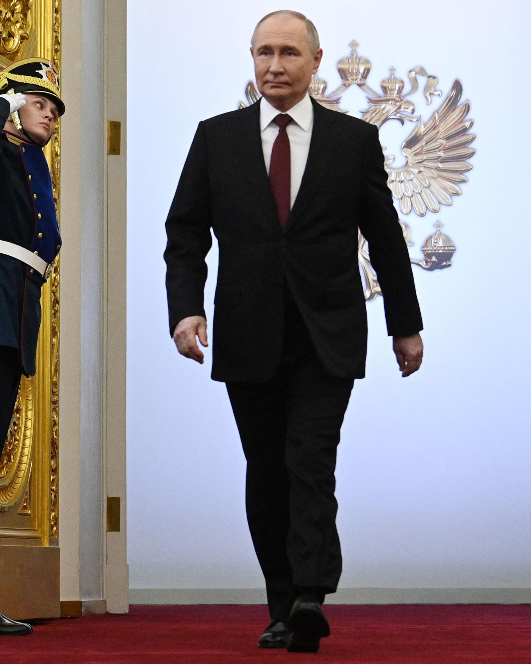 Der 71 Jahre alte Putin, der die russische Politik seit 24 Jahren beherrscht, trat am Dienstag zum fünften Mal das Amt des Präsidenten an. 