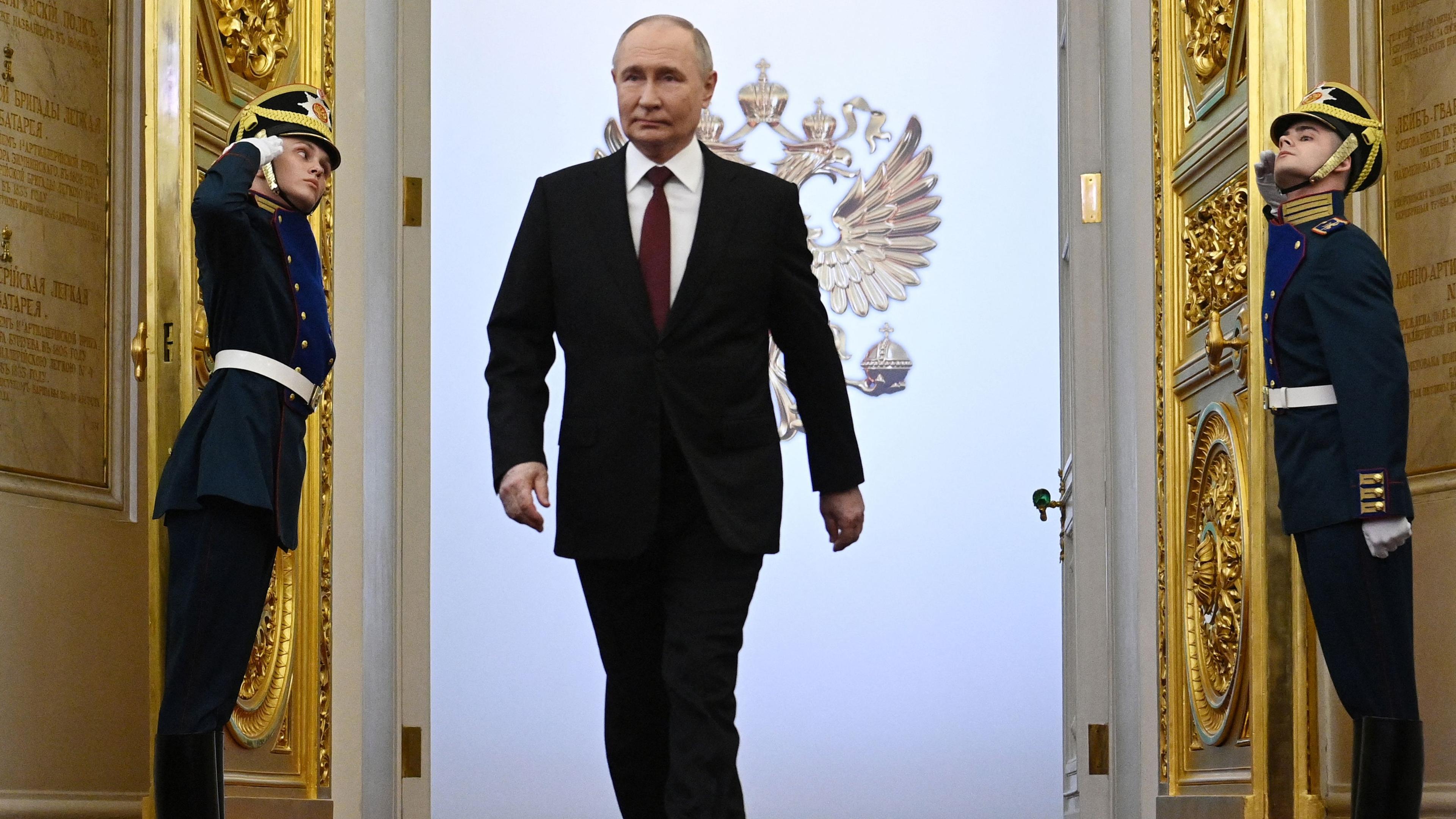 Der 71 Jahre alte Putin, der die russische Politik seit 24 Jahren beherrscht, trat am Dienstag zum fünften Mal das Amt des Präsidenten an. 