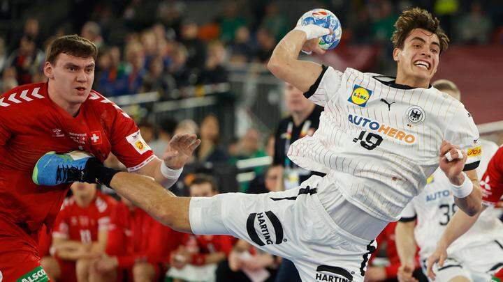 Kantersieg Vor Rekord-Kulisse: Handballer Mit EM-Traumstart ...