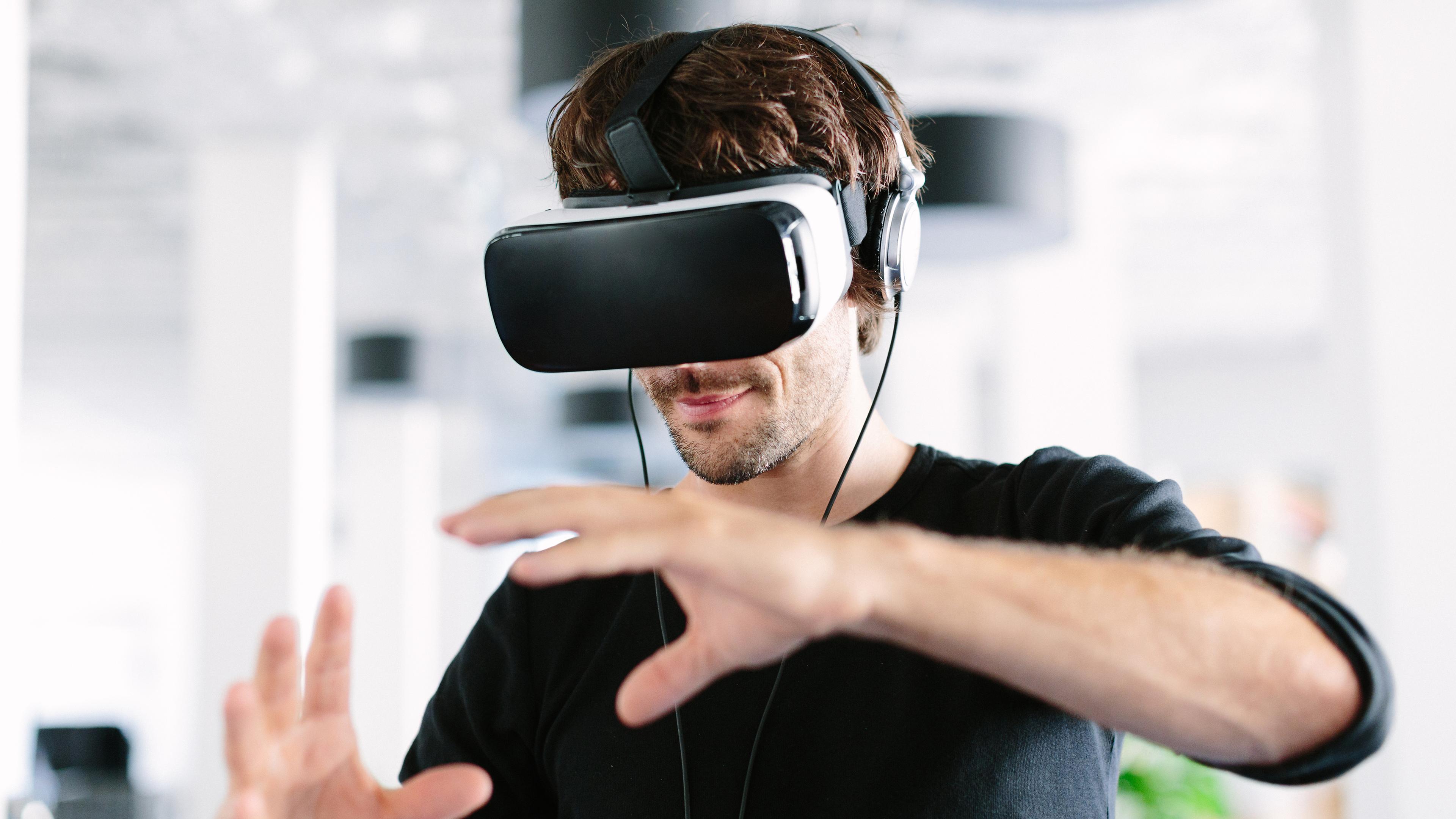 Mittels VR-Brille und Kopfhörern kann man in eine ganz andere Welt eintauchen: Es ist, als ob man die Realität verlassen würde.