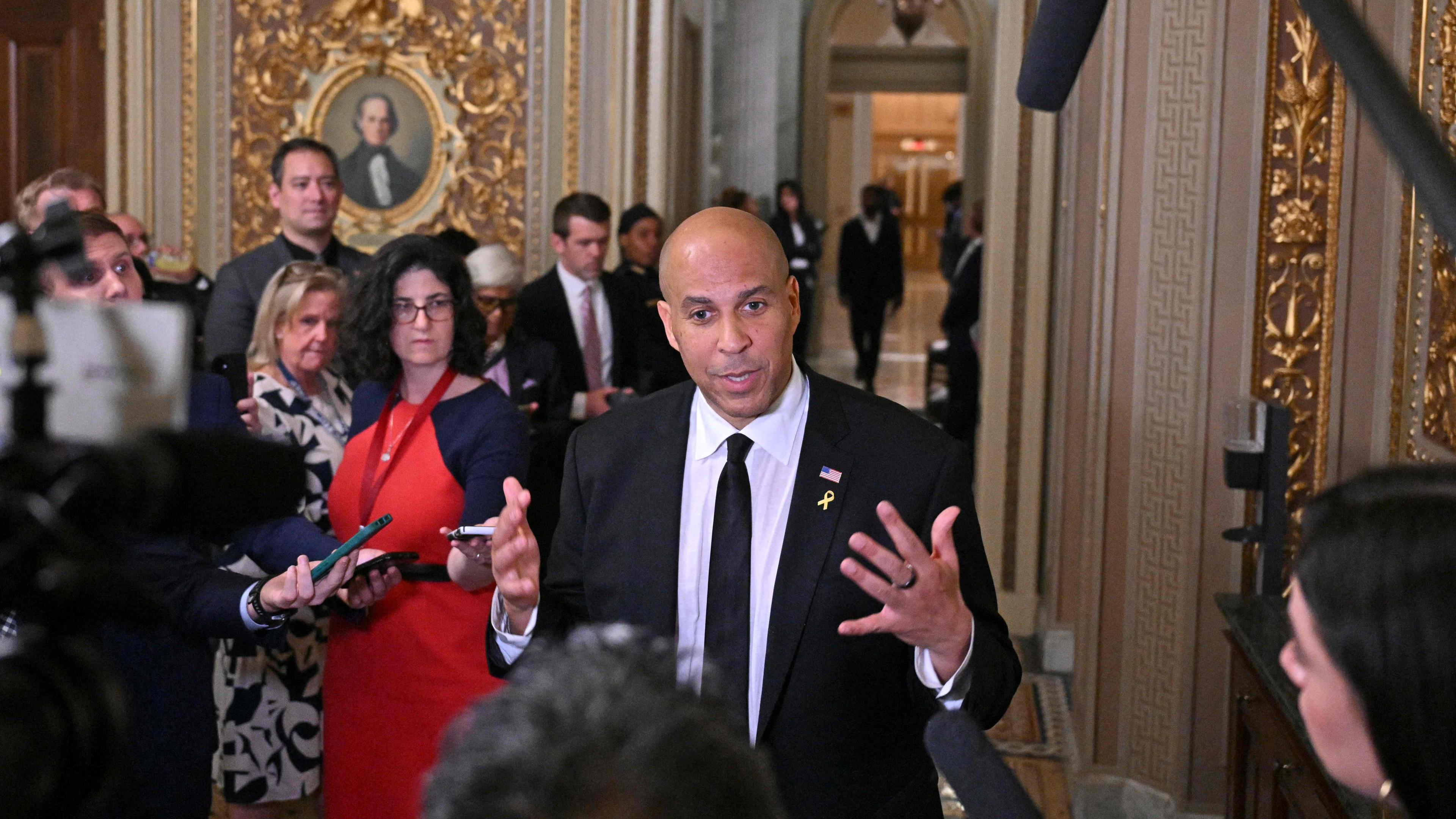 More than 25 hours against Trump: Senator breaks record