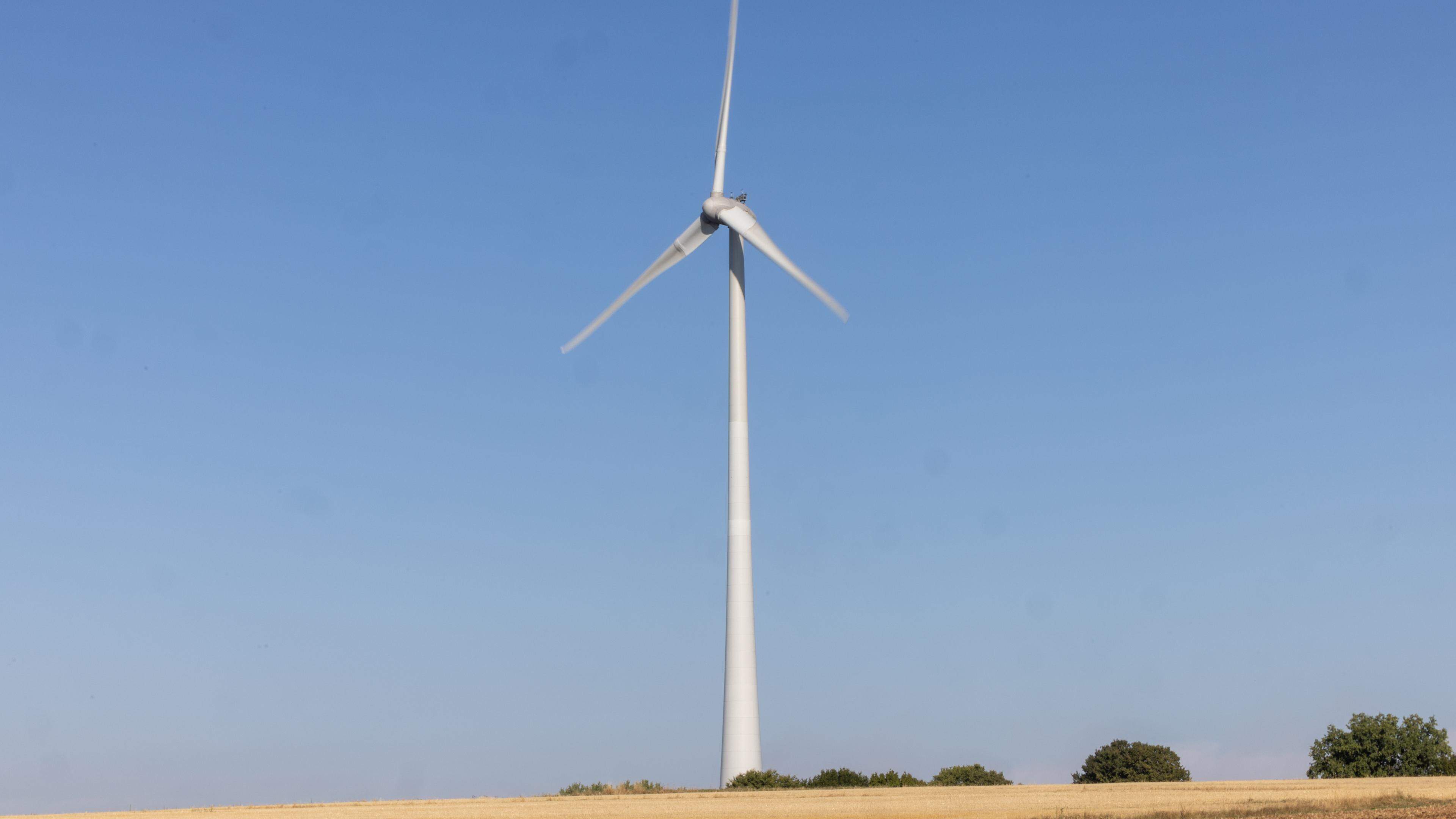 Im Süden des Landes stehen bislang in drei Gemeinden vier Windkraftanlagen: Zwei in Garnich, eine in Monnerich und eine in Roeser.
