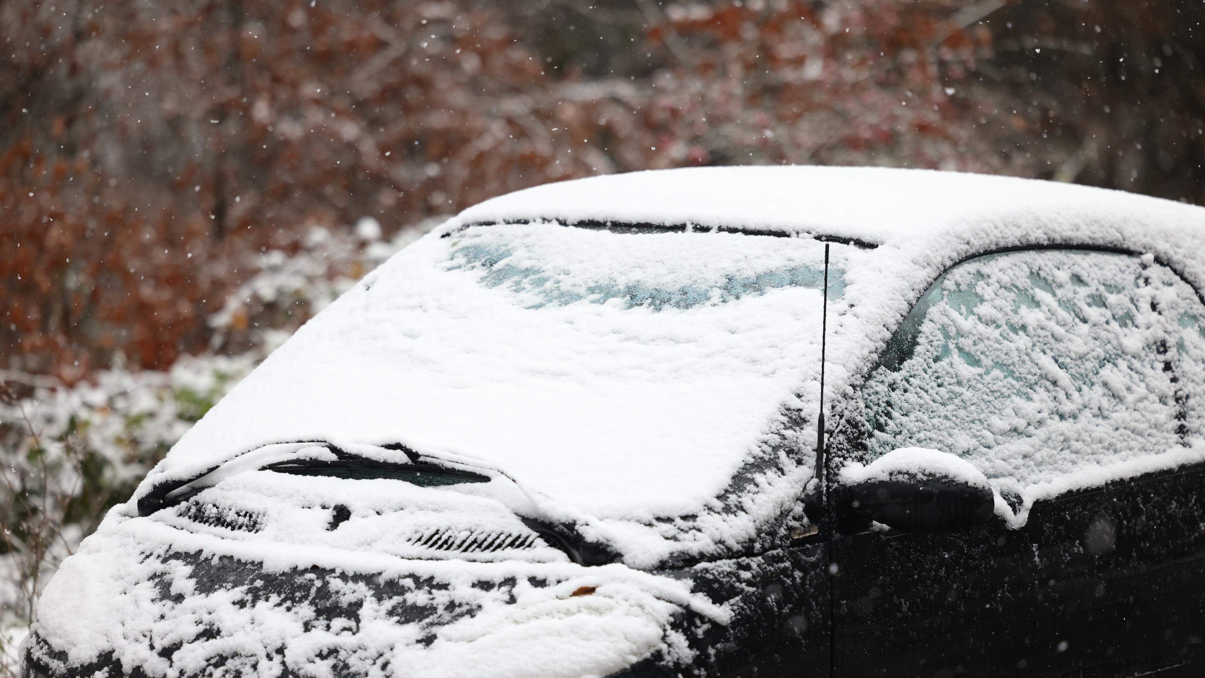 24 Zentimeter Schnee auf dem Auto